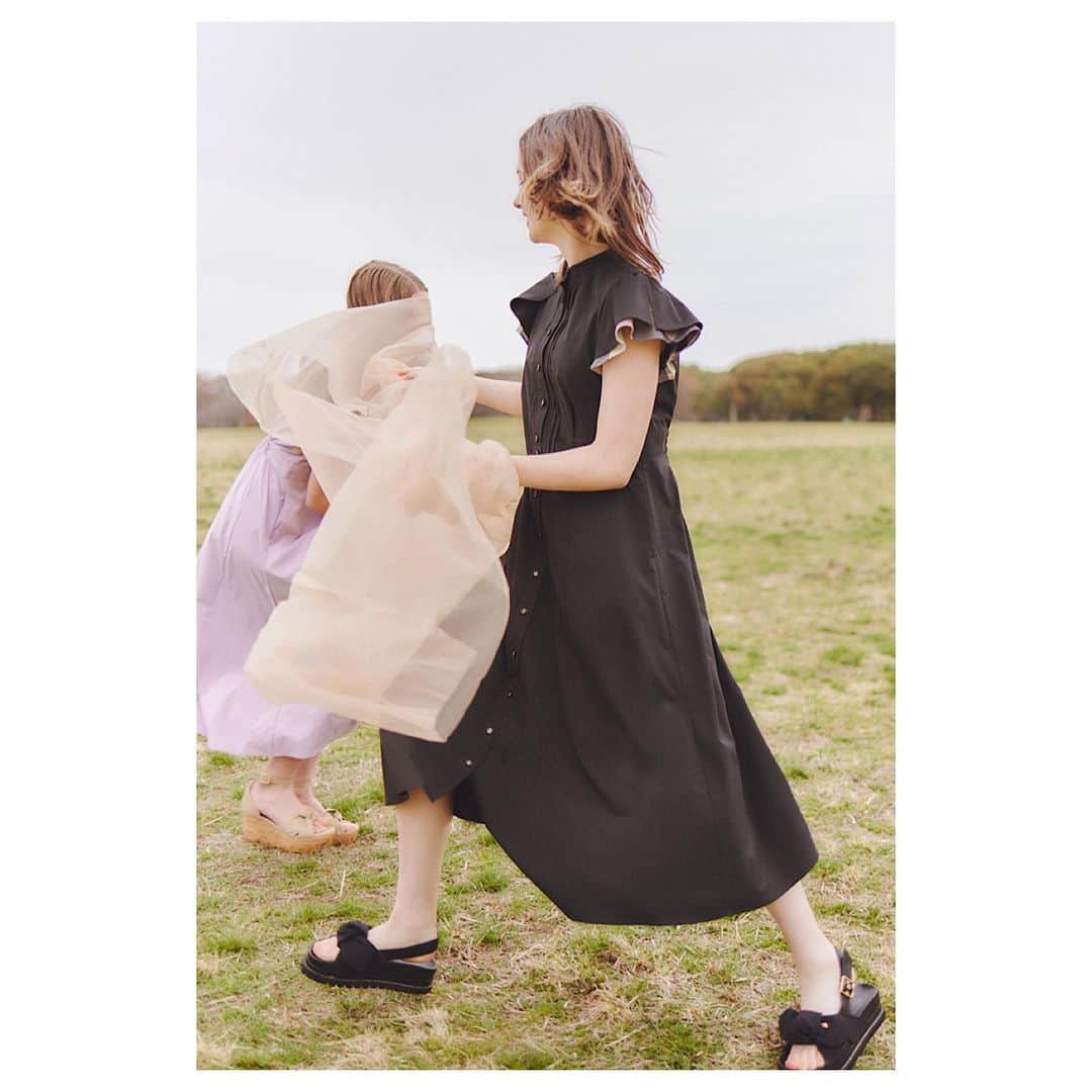 bluelabel/blacklabel cbさんのインスタグラム写真 - (bluelabel/blacklabel cbInstagram)「・ フェミニンな袖が印象的なドレスは、クレストブリッジチェックをさり気なく携えて。ハリのある素材と品の良い丈がノーブルな雰囲気を加速させる。春のドレスアップにぴったりな一枚。  #ブルーレーベル #ブルーレーベルクレストブリッジ #bluelabel #bluelabelcrestbridge #クレストブリッジ #crestbridge #springsummer #japanfashion #ワンピースコーデ  #ワンピース #シャツワンピース  #シャツワンピースコーデ  #フェミニンコーデ  #フェミニンワンピース  #ブラックワンピース #ピンクワンピース」4月11日 9時04分 - blueblackcb