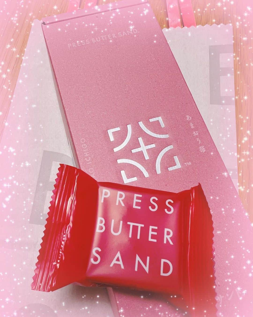 倉田雅世のインスタグラム：「かみはるさんから春らしいお菓子と、ヤムちゃんから沖縄みやげを頂きました。 ありがとう🌸 ヤムちゃんの娘ちゃんから手づくりハチワレスクイーズももらったよ。かわいすぎる💕 それにしても、鮫のジャーキー！はじめて見た！」