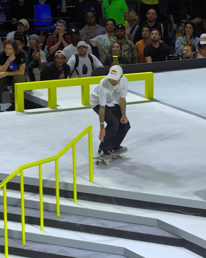 グスタボ・リベイロのインスタグラム：「RETURNING CHAMP 👑 @gustavoribeiro’s Super Crown win secured him a straight shot into the final at SLS Chicago!  It’s less than 3 weeks away, go to streetleague.com to get your tickets to the only U.S stop of the year, link in bio! #SLSChicago presented by @originalcupnoodles!」