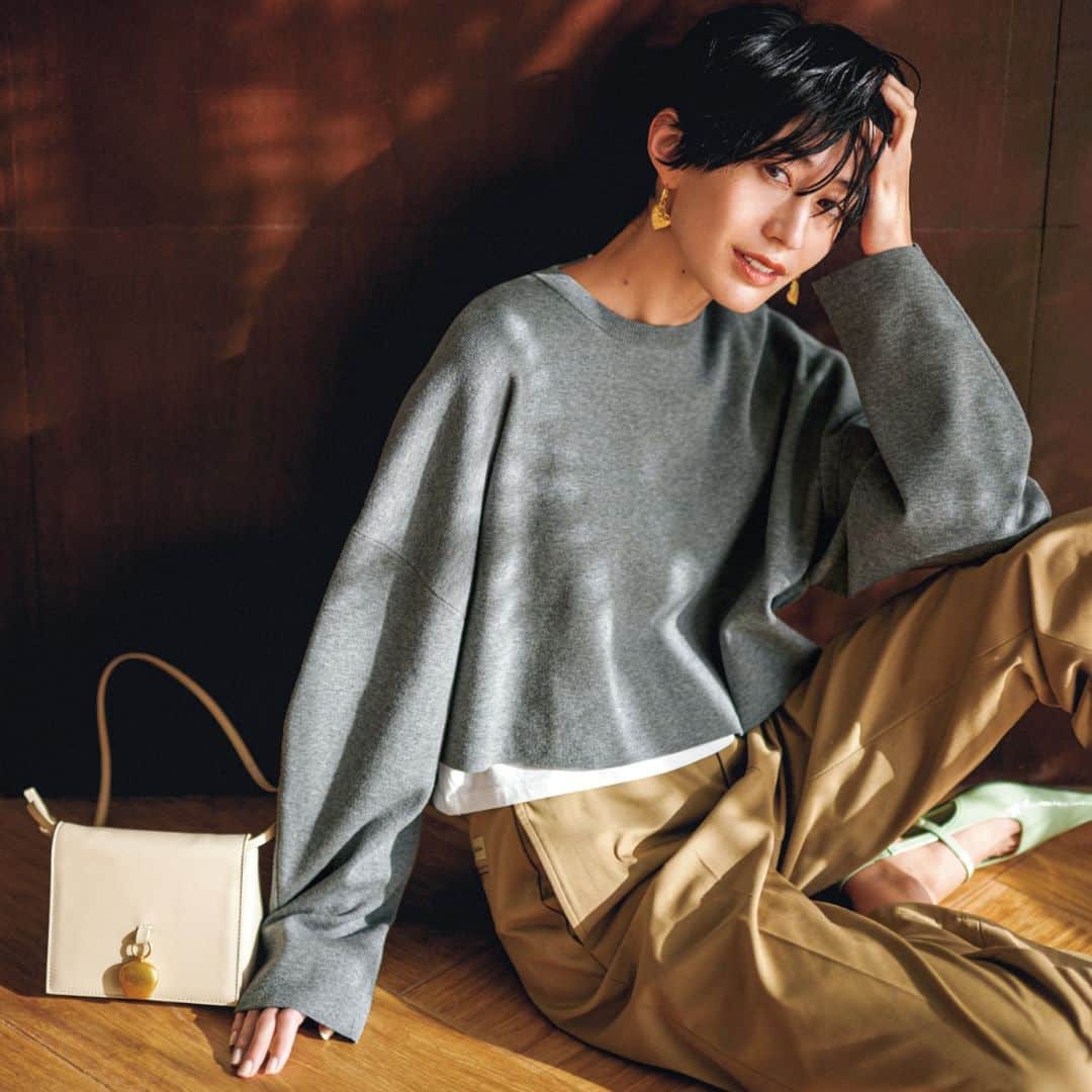 のインスタグラム：「【このコーデが気に入ったら コメント欄に💛をください！ 気に入ったコーデを保存していくと あとから見返すときにも便利です✨】 4月11日（火） 着るだけでちゃんとオシャレにきまる レイヤードプルオーバーがあれば 忙しい朝でも安心感をもって手を伸ばせます！ 仕事にも園にも絶対OKなトップスって ワードローブにあると本当に頼れますよね✨  トップス、パンツ、ピアス、 バッグ、靴：すべて #MilaOwen #ミラオーウェン  #今日のコーデ #今日の服 #コーデ #お仕事コーデ　#レイヤードコーデ　 #ootd #outfit #慣らし保育　 #ママコーデ #VERYほぼ毎日コーデ #VERY編集部 #VERYweb #神山まりあ #very  撮影／西崎博哉〈MOUSTACHE〉　ヘア・メーク／TOMIE　スタイリング／石関靖子　取材／高橋志津奈  ※VERY4月号P36に掲載の商品です。お問い合わせはお控えください」