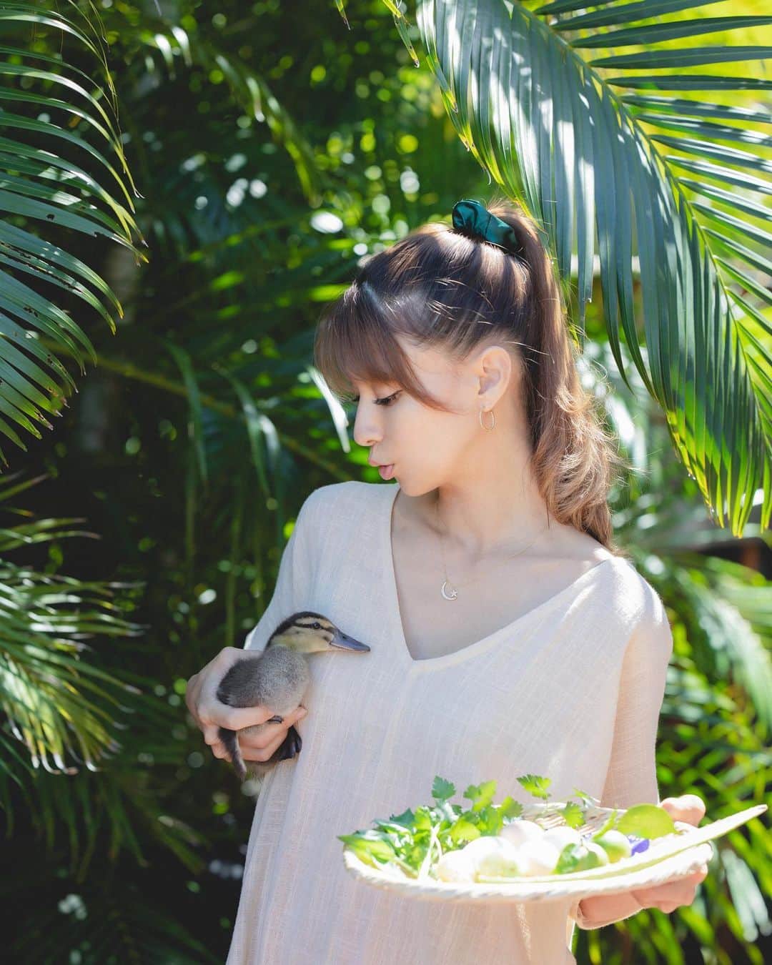 吉川ひなののインスタグラム：「連載第二回目🦄　わたしと人生の豊かさ  20代のころは大きな家に住むこと、たくさんのモノを所有すること、流行りの新作を買うこと、高級車に乗ること、そういう物質的なことが人生の豊かさなのかと思ってた。  仕事をたくさん詰め込んでお休みの日には買い物に出かける。でも、どんなにたくさんのお洋服、お気に入りのバッグや靴を並べても心は満たされなかった。  まだ頑張りが足りないのかな？ もっともっと働かなきゃ。もっと色とりどりのバーキンを並べなきゃ。そうしなきゃ、満足感は得られないのかな。そんな風に考えていたの。  でもあるとき、物質的なことでは人生の豊かさも幸せも感じることはないんだと気づいたの。 もちろんそれは人によると思うし、わたしの話しだけど、わたしは物質的なことよりも、早寝早起きすることだったり、オーガニック食材で丁寧に料理をして食べること、自分のガーデンで育てている植物の成長を見ること、その植物を食べたりお茶にしたり生活に取り入れること、一緒に暮らしている動物との関わり、自分の家を常に自分たちの居心地がいいようにアップデートさせていくこと。そういうことに喜びを感じて、そして物質的なことに振り回されず自分らしく生きることがわたしにとっての人生の豊かさだったり、幸せだったりすることを知った。  そりゃ、気分の上がるかわいい服も着ていたいし、お気に入りの小物も持っていたいけど、昔のように流行を追って常に新作を取り入れていたいとは思わなくなったし、新しく自分のために買うものはできるだけ長く使えるものだったり、環境に負荷のない素材や、生産背景に誰かが悲しんでいるようなことのないもの、動物性のものが使われていないことなど、昔のようにただかわいいとか流行っているからとかで選ぶ価値基準ではなくなった。  昔は自分がどうありたいかなんてわからなかったけど、いまはそれがわかるようになった。 自分がどうありたいか、どう生きていたいかがわかるようになったことが、わたしの人生を一番豊かにしていることなのかもしれない。  #ひなのインスタ連載」