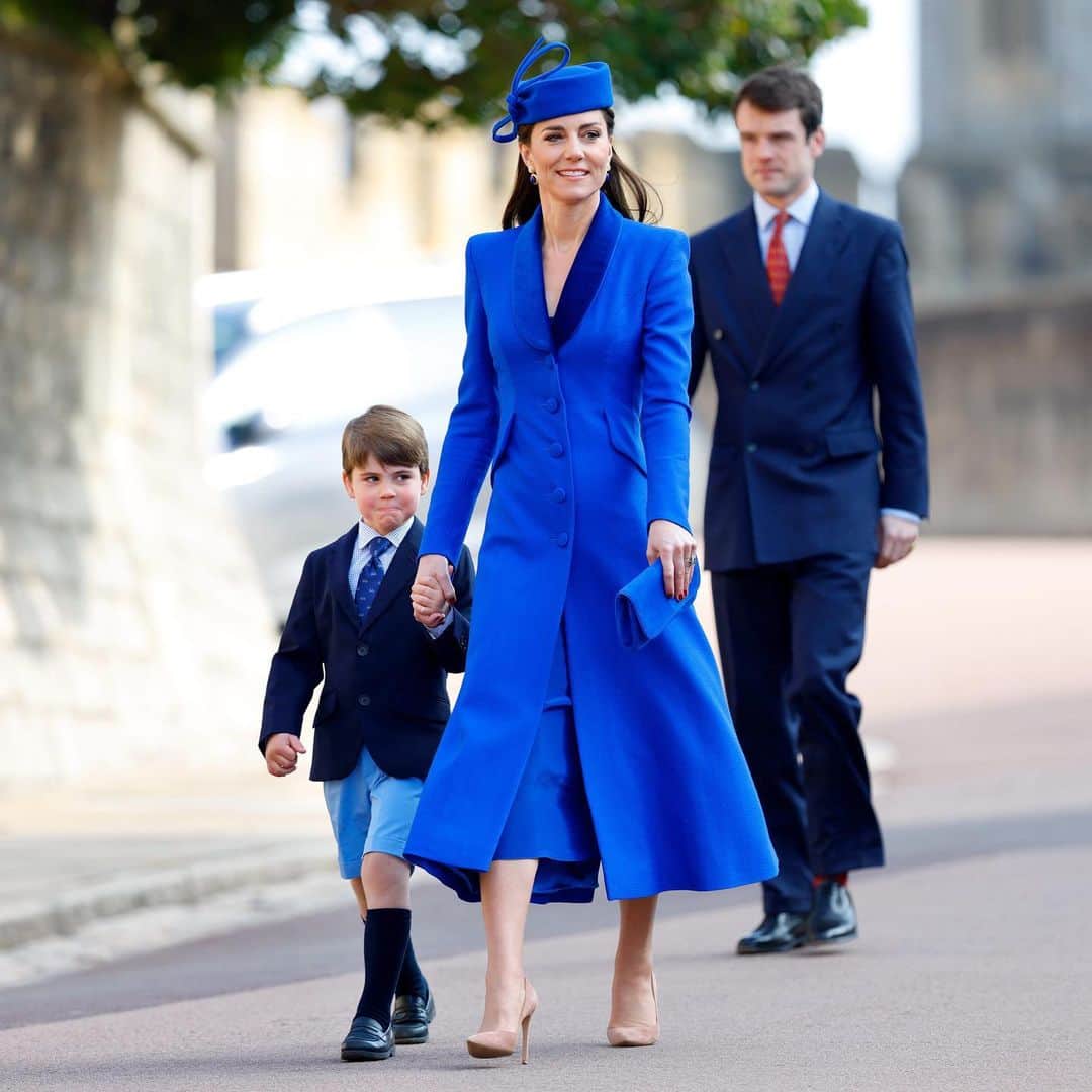 Vogue Australiaさんのインスタグラム写真 - (Vogue AustraliaInstagram)「All eyes were on the #PrincessOfWales this weekend, stepping out at Windsor Castle for Easter mass with #PrinceWilliam and their three children in a cobalt-blue Catherine Walker coat dress—but it wasn’t the first time the royal wore the striking look. At the link in bio, see the first time #KateMiddleton stepped out in the cobalt coat dress, and how she styled it originally.  📷 Getty Images」4月11日 9時22分 - vogueaustralia