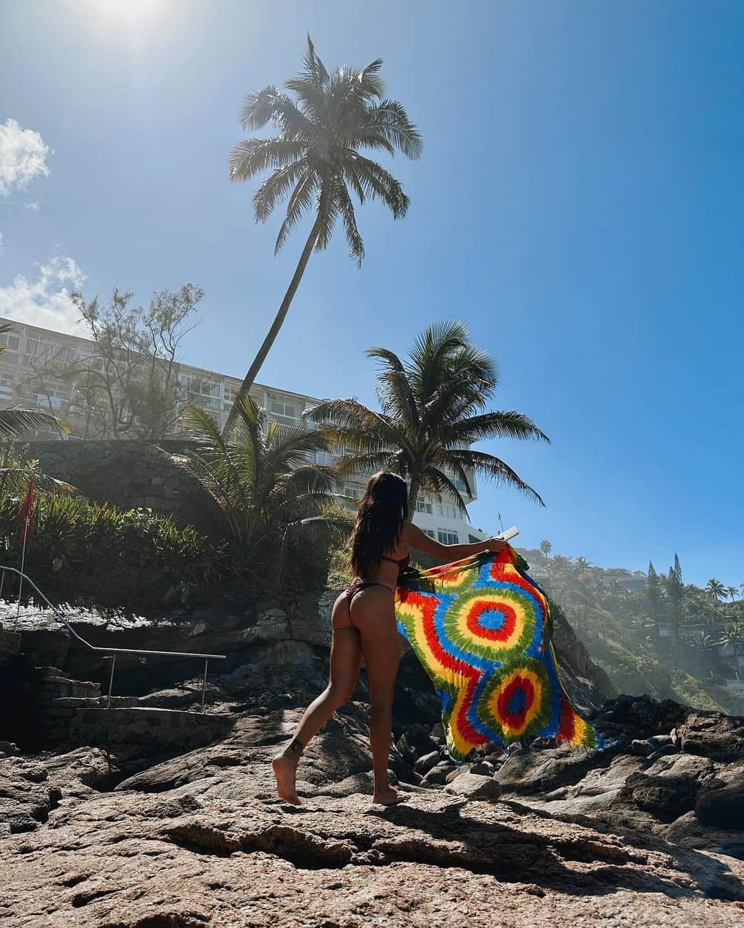 Rachel Apollonioのインスタグラム：「Das pequenas coisas que me fazem feliz: pisar descalço nas pedras, sentir o sol bater na minha pele, e ler um bom livro 🤍✨」