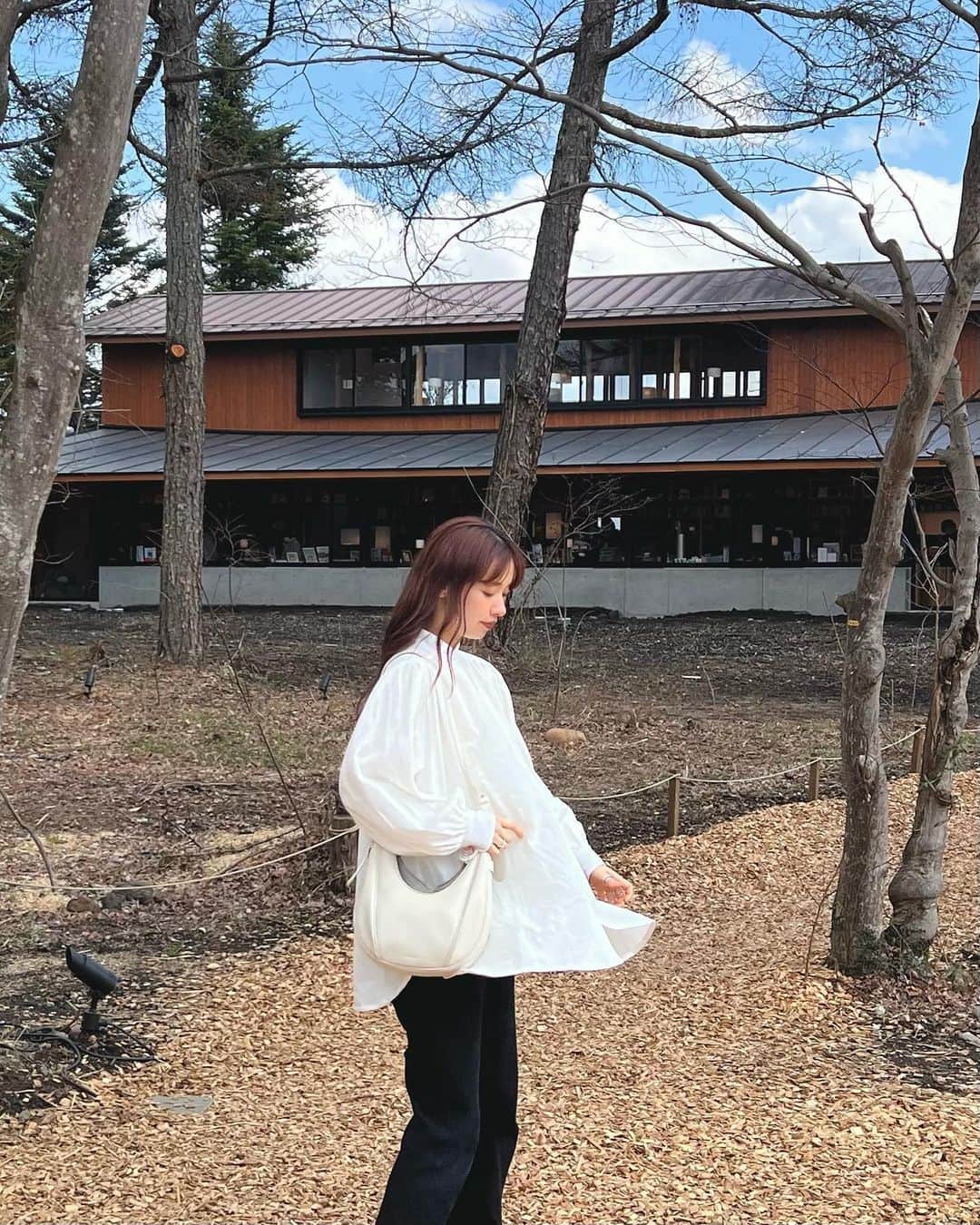 さんのインスタグラム写真 - (Instagram)「・ 軽井沢で着てたのは @akte_official のふわっとシルエットブラウス🕊 この時期すごく使えます🙋🏻‍♀️  スキンケアで最近のお気に入り @sisi.tokyo のビタミンC美容液、これ使っていると肌調子が凄くいい！  そして旅行の時は必ずパックを持って行くけど、やっぱり @femmue_japan だなぁ♡  #karuizawa #akte #旅行グッズ」4月11日 9時32分 - natsukoakahani