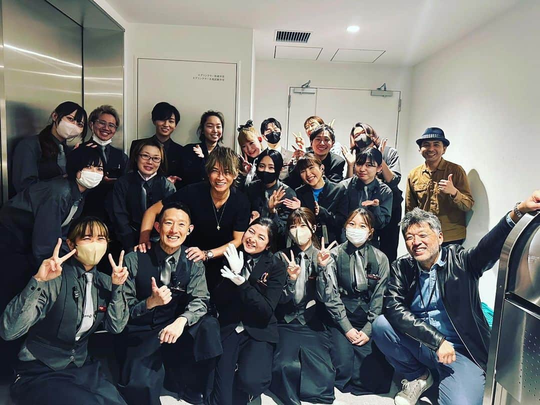 INORANのインスタグラム：「Thank you for my friends!!!! ビルボードライブ横浜のみんなと✨  ひとつひとつ、かけがえのない時間を一緒に作ってくれるみんな いつもありがとう!!!! また、逢えるコト、楽しみにしてるからね✨✨  #billboard #billboardliveyokohama #family #みんな素敵な笑顔だ」