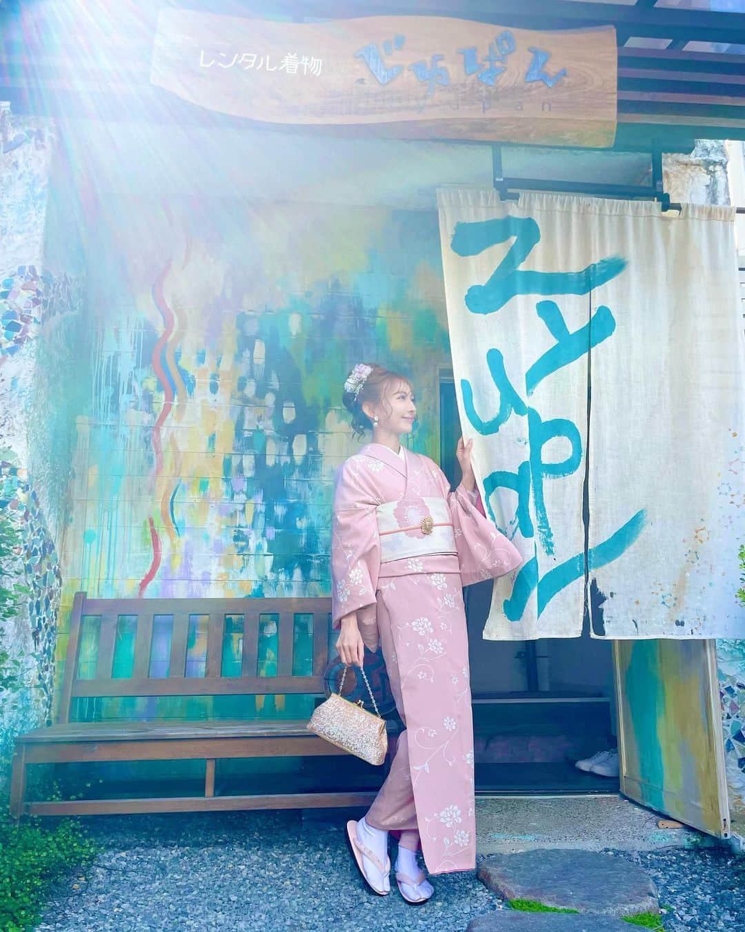 寿リリカさんのインスタグラム写真 - (寿リリカInstagram)「♡ 京都の旅❤️❤️ ♡ 嵐山の着物レンタル👘じゅぱん👘で着付けとヘアセットしてもらったよ🥰💖 ♡ 親子三代で受け継がれている歴史ある素敵な着物屋さんでした👘💖 上質な着物や帯たちと、手作りの帯紐やヘアアクセサリーたち🌸✨✨ ♡ 大人用の着物を子供サイズに仕立ててくれて娘にも着させていただき、可愛くヘアセットしてもらえてよろこんでたよ👧🙌💓 ♡ 着付け行く前は急な大雨と強風だったんだけど、支度おわって出かける頃には晴天☀️うれしい😍☀️ ♡ この日寒かったからインナーにヒートテックの上下もレンタルできてよかったぁ🫶 ♡ このあとはじゅぱんのフォトスタジオで撮影したから次の投稿でのせるね💖📸👘 ♡ @zyupan  #嵐山着物 #京都 #zyupan #着物レンタル #京都着物 #京都着物レンタルじゅぱん #京都観光 #嵐山観光 #嵐山レンタル着物じゅぱん #じゅぱん #着物女子 #着物 #着物で京都」4月11日 9時36分 - ririkakotobuki