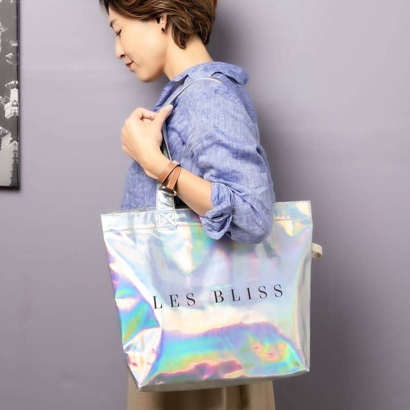Yukarisuminoさんのインスタグラム写真 - (YukarisuminoInstagram)「ついに再入荷しました！高見えデイリートートバッグです。  オシャレで使いやすくて、メインバッグとしても、サブバッグとしてもどちらにも使えるバッグを！と試行錯誤の末完成したこちらのバッグ、お客様からたくさんのレビューもいただいている大人気バッグです。  この手のバッグって折り畳みできても、畳むの難しいですよね。そもそも畳むということが苦手な私。折り畳みしても広げたら、謎の畳みジワが残念だったりします。そんな私が作ったのは「ざっくり適当に丸めてゴムで束ねるバッグ」。 きっちり綺麗にたたまなくてもまとまるんです。それだけで気持ちが楽になりました！  そしてなんといってもこの素敵な高見えするグリッター仕様のシルバーカラー！シルバーって、どんなカラーにも合う万能カラーなんです。ブラックにもホワイトにもベージュにも、どんなカラーにも合う優秀なカラーなのです。一見ちょっと派手かな？って思うかもしれませんが、このグリッター仕様のシルバーカラーがポイントにもなるんです。バッグや靴にシルバーを入れるとぐっとオシャレ感が出ますね！ひとつで持ってもしっかりメインバッグとしての存在感がある高見えバッグです。  子どもとのお出かけにも大活躍の軽さ、カジュアルコーデにも合わせやすいシルバーは、ママの制服と言っても過言ではないデニムとの相性が最高です。ちょっとスーパーへ行くとか、そんな毎日の生活の中でいつでも使えますよ！ ちょっときれいめロングスカートにフラットシューズ。学校へ行く時はこんなコーデの私ですが、そんな時にも大活躍。お手持ちの小さめバッグとの２個持ちがおすすめ。学校や幼稚園へ行く時のサブバッグとしても使います。くるくる畳んでバッグの中に入れておくのもいざという時に便利です。 学校に行く＝スリッパが必須。スリッパも入りますし、学校からの資料もざっと入ります。これからの時期は日傘も必要ですね。お出かけって意外と荷物が多くなる。そんな時にも安心です！ 私は移動は車が主なので、車にも1つ常に置いています。ジムやサウナに行く際もサッと荷物を入れて出かけられて便利なんです。  便利といったら、このバッグの素材。子供とのお出かけは公園で土や砂がついたりするのもしょっちゅうだから、特に汚れがつきやすいですよね。 こちらのバッグは表面がツルッとしていて、汚れがつきにくくなっています。 汚れがついてもさっと拭いて綺麗にしやすい素材を採用しました。 撥水効果もあるので、少しの汚れや水なら大丈夫！　安心してどこにでも連れてってくださいね。  まだまだ語りつくせてしまう、私もお気に入り高見えデイリートートバッグ。ぜひご覧くださいね。きっと皆さんに気にいっていただけるはず！と自信を持ってオススメします。  #アラフォーファッション #ママファッション #ママ#コーディネート #アラフォーコーディネート #アラフォーママコーデ #locari #jマダムのおしゃれ #小学生ママ #幼稚園ママ #きれいめカジュアル #レスブリス商品紹介 #レスブリス #アクセサリー#ママアクセサリー #ママジュエリー #シンプルコーデ #きれいめコーデ#ママリ#トートバッグ #トートバッグコーデ #シルバートート」4月11日 9時40分 - yukarisumino