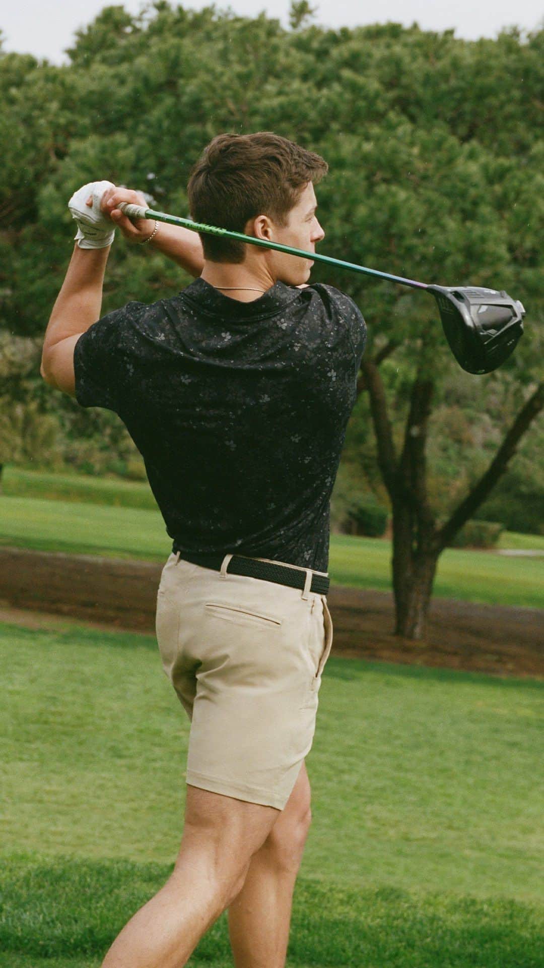 のインスタグラム：「@hoganmolthan puts his stamp of approval on key pieces from The A&F Golf Shop. #ANFGolfShop」