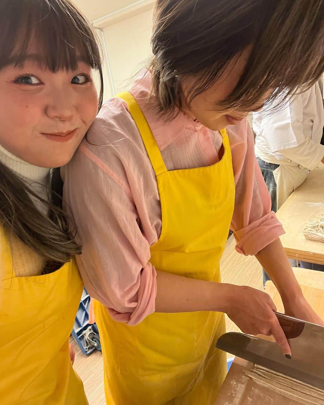 吉田有里さんのインスタグラム写真 - (吉田有里Instagram)「@yoshiba0312rumi さんと蕎麦打ちしてきました🐥🌸 私が前々からやりたくてリクエストしたら快く一緒にやってくれました🙈 るみさんはやればやるほど無言で集中してそばを打ってました😂😂 作った蕎麦も食べれて最高でした😋 ・ 蕎麦打ち→食べ歩き→焼肉→クレープ😂たくさん食べて話して最高でした♥️」4月11日 9時45分 - yuri_yoshida__