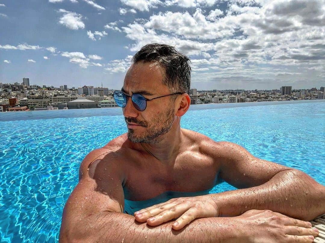 ベリッシモ・フランチェスコさんのインスタグラム写真 - (ベリッシモ・フランチェスコInstagram)「Pool time for Roman Gladiator in Okinawa🛡🐺 天気が良い時は、プールって良いよ〜ね💪 Il Gladiarore Romano riposa le sua membra sotto il sole cocente di Okinawa, prima di affrontare nuove epiche battaglie!🐺🌞 #ベリッシモ #料理研究家 #料理研究家ベリッシモ #イタリア人 #イタリア料理研究家 #francescobellissimo #francescobellissimochef #gladiator #pool #pooltime #resort #resort #髭 #筋肉 #プール #イケオジ #イケメン #空手家 #芸能人 #ノボテル沖縄那覇 #okinawa #naha #外国人 #外国人タレント #イタリアンシェフ #日焼け #meditation #romanodisangiovanni #abbronzatura #luxurylifestyle #luxury」4月11日 9時49分 - bellissimoyoshi