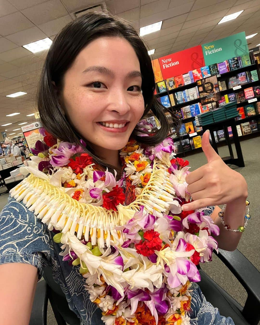 マイア・シブタニさんのインスタグラム写真 - (マイア・シブタニInstagram)「Mahalo!! @therock ❤️🙏  I’m excited for the next generation to learn about you and the other inspiring trailblazers in this book.  @alexshibutani and I felt the love and support from the people at Ala Moana and the community in Honolulu. 🌺🤙✨🌊❤️  I can’t wait to continue this book tour! Los Angeles, you’re next! See you on Saturday, April 15th! @amazingaapi #AmazingAAPI」4月11日 9時49分 - maiashibutani