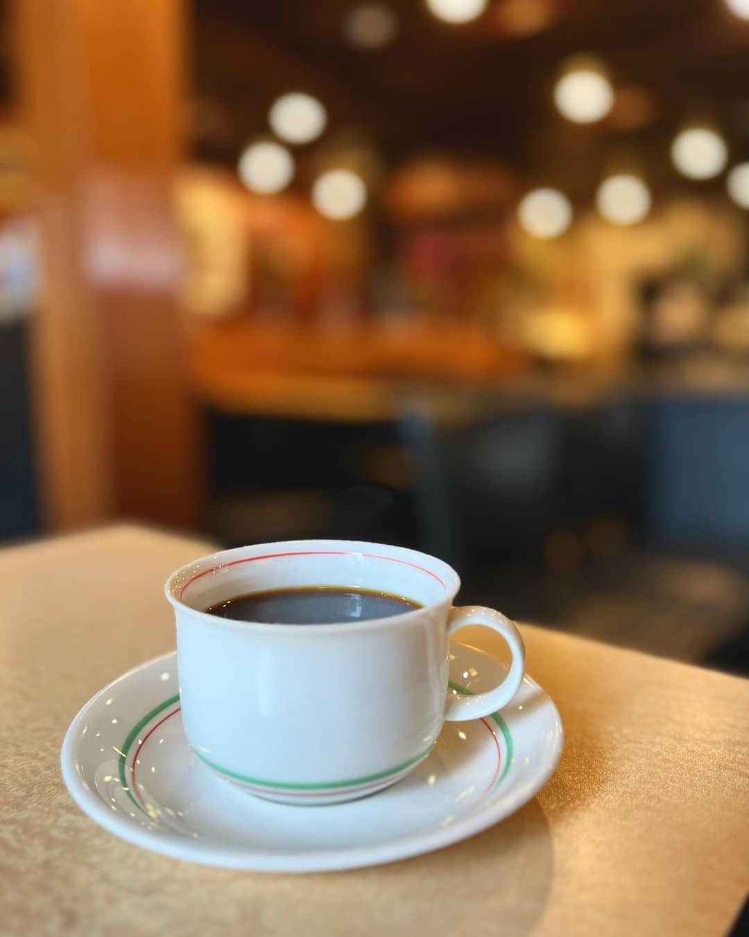 のインスタグラム：「日本橋ロータス☕️丁寧な丁寧なお店 おじーちゃん足悪いけどハツラツ☺︎私の鞄見てワォーいいねー！って言ってくれた 日本橋の朝はなんかいいかんじ  #今日のモーニング #日本橋モーニング #日本橋カフェ #nihonbashi  #ginzabreakfast」