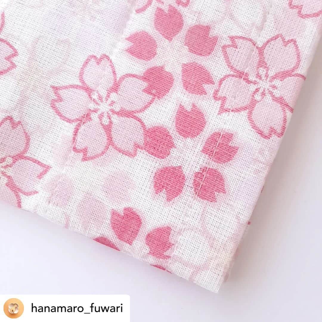 手ぬぐいと和小物・和雑貨 和布華さんのインスタグラム写真 - (手ぬぐいと和小物・和雑貨 和布華Instagram)「素敵な投稿ありがとうございます✨ 桜柄のふきんでキッチンが明るく華やかになりますね🌸✨  @hanamaro_fuwari  さま もう4月も10日ですが、月が変わったので新しい布巾を降ろしました。  新年度最初の布巾は「桜づくし」の布巾。  白地にピンクの濃淡で大小の桜が描かれた1枚です。  こちらはWAFUKAさんのかやの布巾。  もう近所の桜は葉桜になってしまいましたが、キッチン周りでは今月いっぱい桜を楽しめます♪  何かと気ぜわしい新年度、明るい気分で乗り切りたいものです😊  #プレーリードッグ #WAFUKA#かやのふきん  #桜づくし#桜#桜の花#桜柄  #蚊帳ふきん#かやふきん#キッチンアイテム#キッチン雑貨#ふきん#布巾#丁寧な暮らし」4月11日 9時54分 - wafuka_web