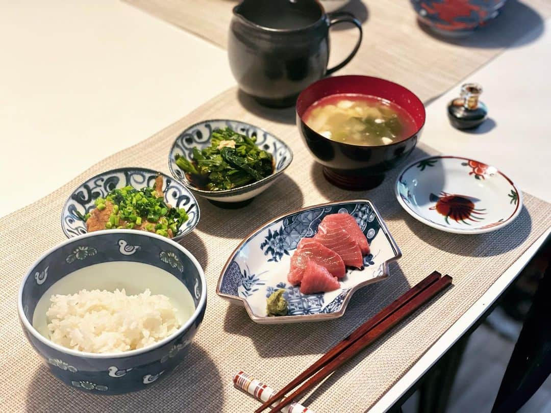 三浦瑠麗さんのインスタグラム写真 - (三浦瑠麗Instagram)「娘の大好物の鯛茶漬けがメインの朝ごはん。 鯛茶漬けのタレのレシピは、胡麻ペースト、肝醤油、減塩醤油。肝醤油が隠し味です。 タレを絡めて、最初はそのままわさびを載せて白いごはんのうえで。次は昆布鰹出汁でお茶漬けにしていただきます。 ほかにはみなみまぐろ、古川原農園の菜花のからしあえ、長葱とお揚げさんとお豆腐のおみおつけ。」4月11日 10時00分 - lullymiura