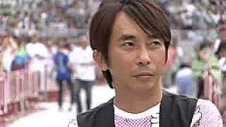 のインスタグラム：「エイベックス株式会社設立35年  23歳でavexを設立して35年。 いろんなことがありました。  今の若い人たちにとっては生まれた時からあるレコード会社に感じるかもしれませんが、 作った僕としてはいつまで経っても、ついこないだできたばかりの会社という意識がぬぐえませんでした。  そんなせいで、会社のことを何かで褒められてもピンとこないという状態がずっと続いてきました。  ところが最近ふと感じるのは、 いつも僕が業界の仲間と一緒にいる時、以前はいつも1番若かったのに、今では気付かないうちに1番年上の時がほとんどで、 そこで改めて時間の流れを感じました。  もう若くはないし、どちらかといえば人生もかなり後半戦。  仕事が遊びで、遊びが仕事。業界の常識はavexの非常識。 誰もやらない、だからavexがやる。  こう言う精神を今改めて、avexの社員が認識し、世の中を驚かせるようなことをもっともっとたくさんしていかなければならないと実感しています。 コロナがひと段落し、エンタメに風が吹き始めた今、続々と新しい試みに挑戦していく姿勢を持ち続ける会社でありたいと思います。  来年は僕も還暦で60歳になりますが、実年齢などどうでも良く、精神年齢と肉体年齢で若者にも負けないよう頑張っていくつもりなので、みなさん応援よろしくお願いします。  2023年4月11日  松浦勝人  #avex #avex設立35周年 #maxmatsuura #松浦勝人」
