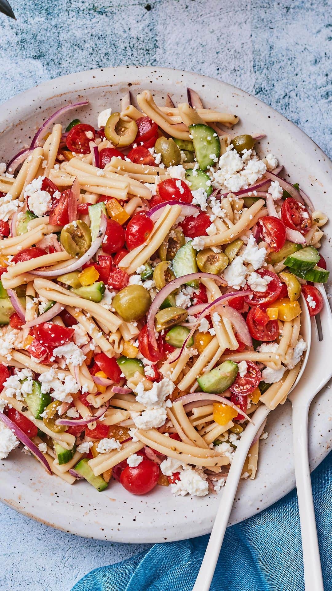 Gaby Dalkinのインスタグラム：「I’m sure I’ll ruffle some feathers with this one (no Mayo) but we just don’t have time for sub-par pasta salads! This needs to be your go-to for the rest of time https://whatsgabycooking.com/castelvetrano-greek-pasta-salad/」