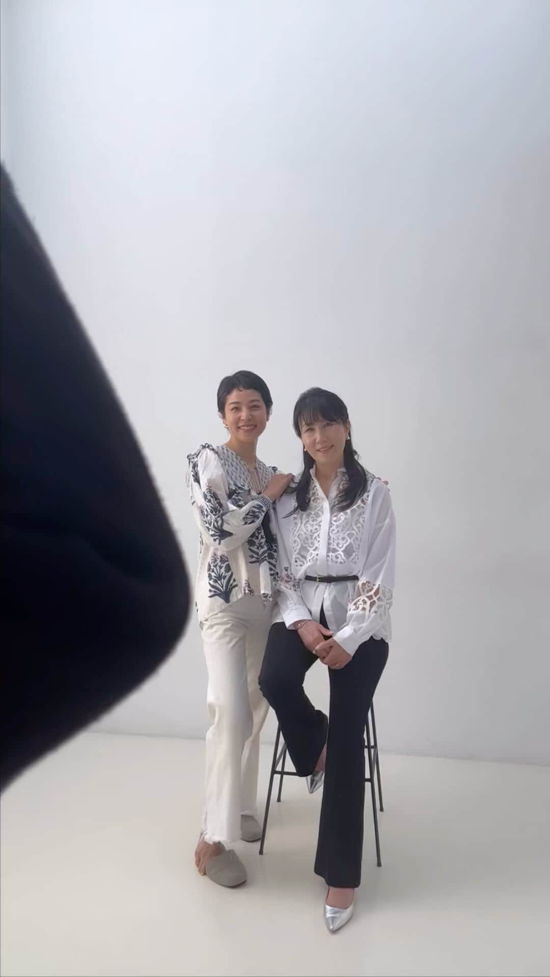 のインスタグラム：「6/21 発売 W敦子本 表紙撮影📸　朝早くから楽しかった💚 #最後謎の家族写真 😂 👗 @szblockprints_jp  @szblockprints」