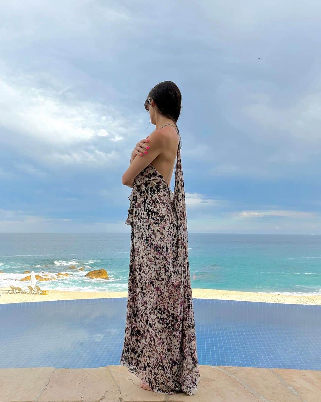 のインスタグラム：「🤍💙🌊💙🤍 - - - #michellejonas #travelwear #sustainablefashion #cocoon #dress #beachbabe #vacationmode #nowaste #style #love #travel #washable #🤍」
