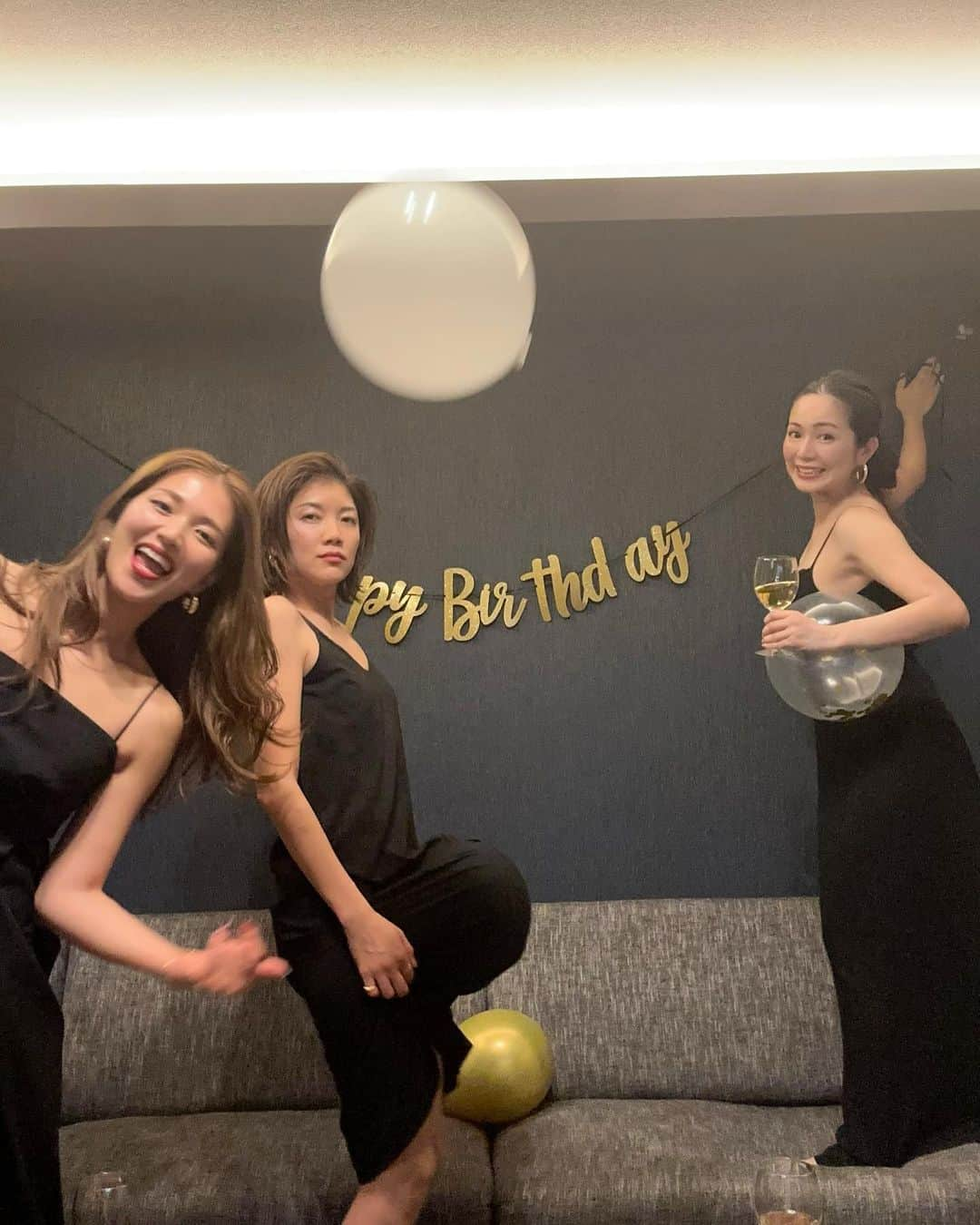 上原歩さんのインスタグラム写真 - (上原歩Instagram)「🎈🥂🎂🎈  サプライズはむずかしかったので 主役にもお手伝いしてもらって 🍷飲みながら遊びながら準備を 写真を撮りながら、この位置？なんて言いながら  私はセルフタイマー係 （なので毎回走ってる） 押して３！　２！　１〜のかけ声でみんなポーズ✌️  ありがちなお腹に風船を入れるポーズをしようとしたら間に合わなくて澄まし顔の友が何度見てもジワってしまう🤢（内輪ネタ失礼いたします）  くだらないことでこんなに無邪気に笑えることが最高です バカになれるって最高 💃💃💃💃✨  _____________________________________  #love #life #loveislove #BD #friend #hangover #sofun #nagasakinight #長崎」4月11日 10時36分 - ayumiuehara