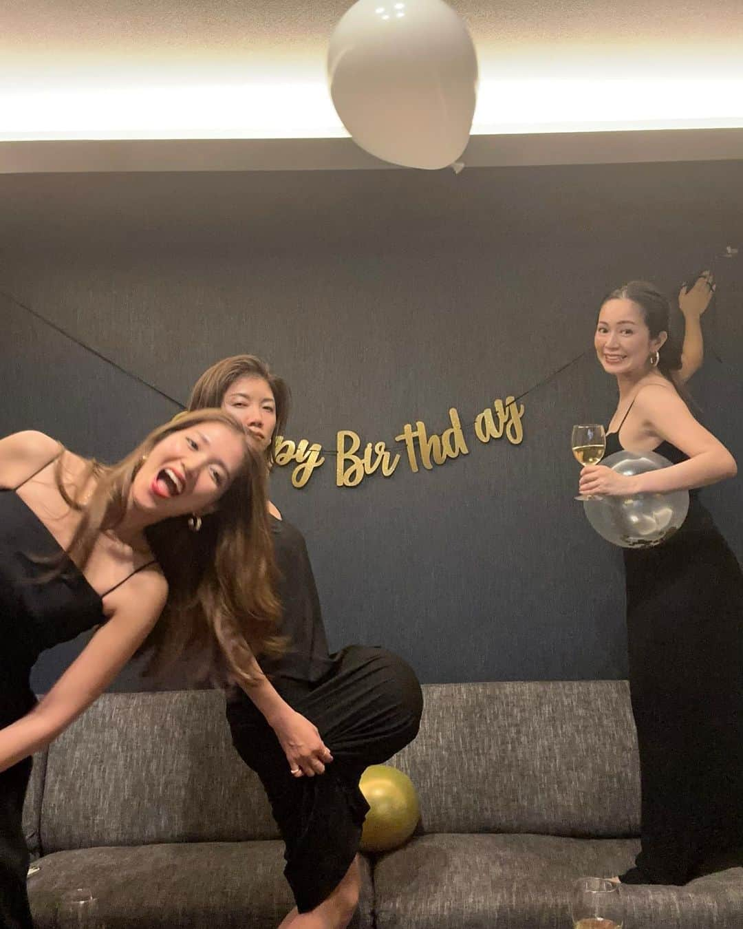 上原歩さんのインスタグラム写真 - (上原歩Instagram)「🎈🥂🎂🎈  サプライズはむずかしかったので 主役にもお手伝いしてもらって 🍷飲みながら遊びながら準備を 写真を撮りながら、この位置？なんて言いながら  私はセルフタイマー係 （なので毎回走ってる） 押して３！　２！　１〜のかけ声でみんなポーズ✌️  ありがちなお腹に風船を入れるポーズをしようとしたら間に合わなくて澄まし顔の友が何度見てもジワってしまう🤢（内輪ネタ失礼いたします）  くだらないことでこんなに無邪気に笑えることが最高です バカになれるって最高 💃💃💃💃✨  _____________________________________  #love #life #loveislove #BD #friend #hangover #sofun #nagasakinight #長崎」4月11日 10時36分 - ayumiuehara