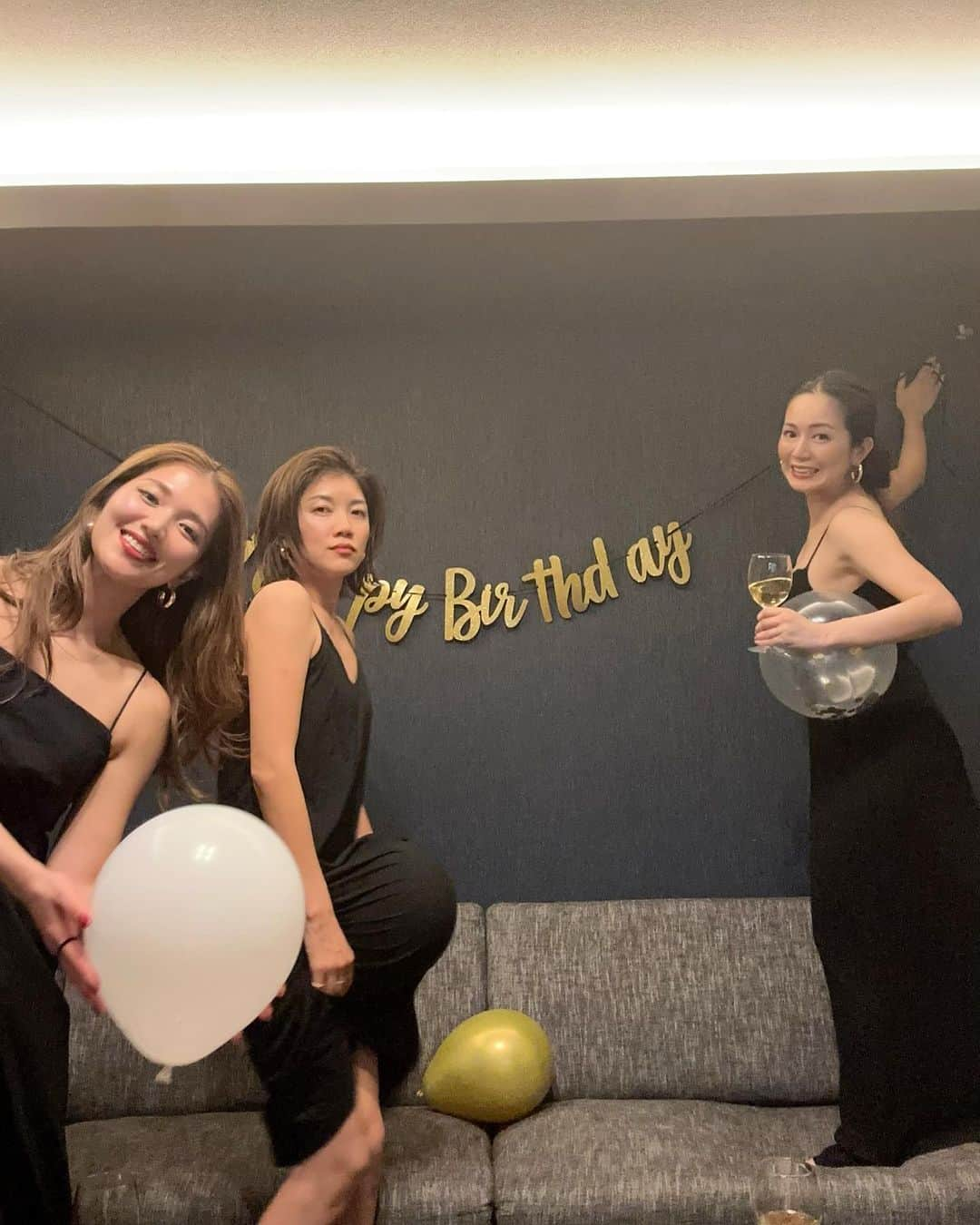 上原歩さんのインスタグラム写真 - (上原歩Instagram)「🎈🥂🎂🎈  サプライズはむずかしかったので 主役にもお手伝いしてもらって 🍷飲みながら遊びながら準備を 写真を撮りながら、この位置？なんて言いながら  私はセルフタイマー係 （なので毎回走ってる） 押して３！　２！　１〜のかけ声でみんなポーズ✌️  ありがちなお腹に風船を入れるポーズをしようとしたら間に合わなくて澄まし顔の友が何度見てもジワってしまう🤢（内輪ネタ失礼いたします）  くだらないことでこんなに無邪気に笑えることが最高です バカになれるって最高 💃💃💃💃✨  _____________________________________  #love #life #loveislove #BD #friend #hangover #sofun #nagasakinight #長崎」4月11日 10時36分 - ayumiuehara