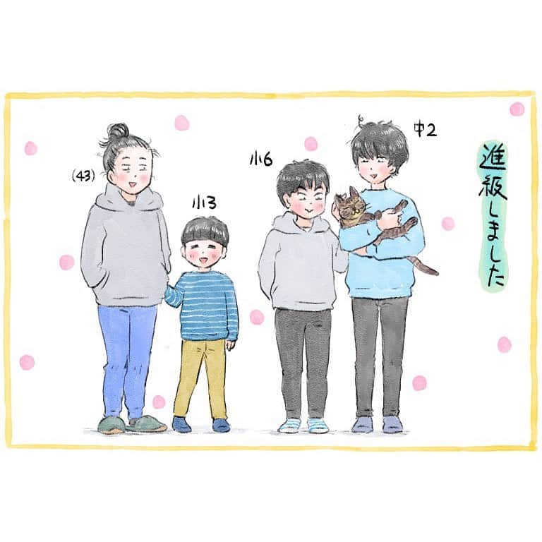 マルサイのインスタグラム：「新学期が始まりましたね〜。 入学・入園そして進級おめでとうございます。 三兄弟はすっかり大きくなりました。 長男に背を抜かされ、次男もクセの強さはそのままに小学校最終学年。 三男も気づいたら3年生に（つい最近まで赤子だったのに！） 大きくなったらなったで悩みは尽きないけれど、小さい頃とはまた違った楽しさもたくさんあって、子どもの成長はいいもんだなぁと久々に一人になったリビングでしみじみ思ったりしています。 子育てはいつも大変でやっぱり楽しい。 色々あるけれど全部ひっくるめて楽しんでいけたらいいな。と思う今日この頃です。  #三兄弟 #中学生男子 #小学生男子」