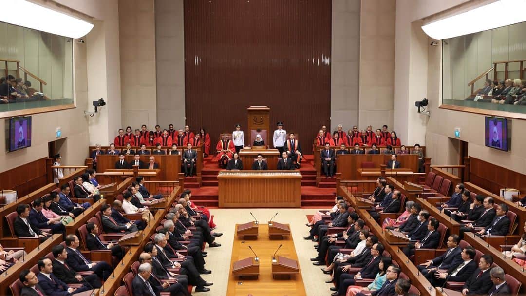 リー・シェンロンのインスタグラム：「Parliament reopened yesterday after a mid-term break. In her opening Address, President @halimahyacob set out 4 key priorities for the rest of the current term of government:  1) Expand opportunities throughout life for all, regardless of background or circumstances; 2) Improve social safety nets to help Singaporeans better cope with disruptions and setbacks in life; 3) Press on with longer-term efforts to build a city that is green, connected and highly liveable; 4) Strengthen our collective responsibility to shape our new compact.  Even as we focus on navigating the current uncertain environment, we must also plan for the future and for generations to come.   MPs will debate the President’s Address next week. I will be speaking in the debate too. Look forward to discussing ideas for building a brighter and better Singapore for all. – LHL  ([1] MCI Photo by Fyrol, [2-3] MCI Photos by Terence Tan)」