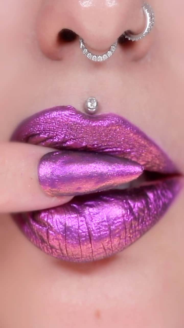 ヤスミナ・ダニエルのインスタグラム：「What do you think of this lipstick? 💕 @chaoticcosmetics Chrome lipstick ‘rainbow crystal’  #barbie #makeup #lipstick #oddlysatisfying」