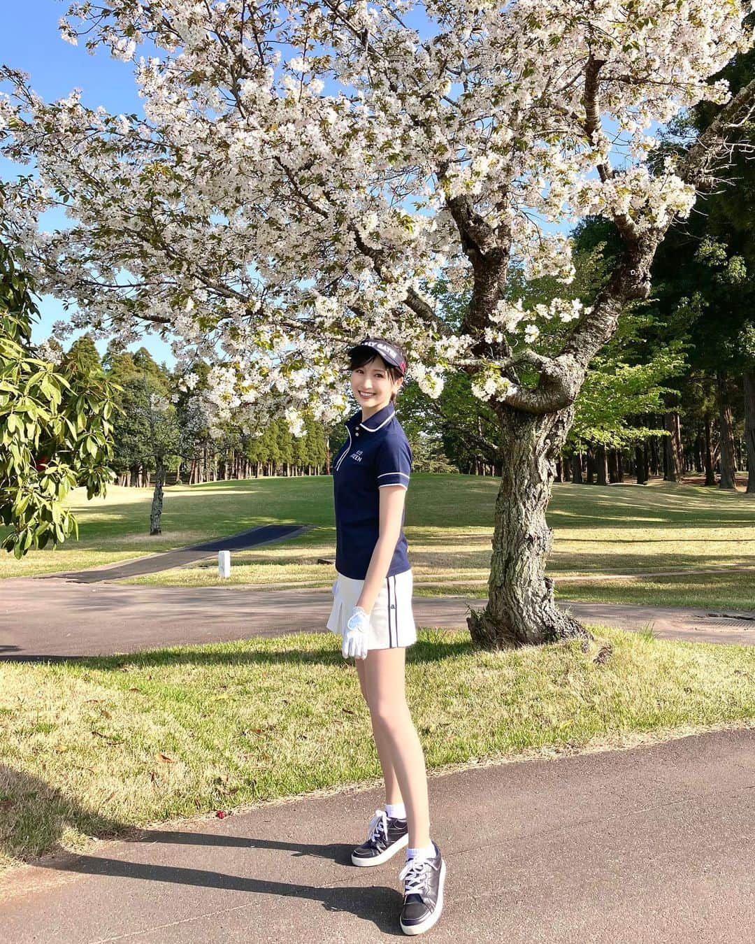 横山ルリカさんのインスタグラム写真 - (横山ルリカInstagram)「. もう半袖でゴルフできる季節に🏌️‍♀️☀️  紫外線が強いので日焼け止めをしっかり塗って正解🙆‍♀️でしたが、 頭のてっぺんだけ赤くなっちゃいました😅  パイピングの入ったキスオンザグリーンのポロシャツと 何にでも合わせやすいアルチビオのスカート  サンバイザーとシューズはパーリーゲイツで、 ネイビーと白の組み合わせがお気に入りです🫶💙🤍  この日はスライスばっかりだったので練習頑張ろう🔥  #春ゴルフ #ゴルフウェア #サンバイザー #パーリーゲイツ  #pearlygates #ポロシャツ #キスオンザグリーン  #kissonthegreen #スカート #アルチビオ  #archivio #⛳️ #サンバイザーのおでこのところがへなへな型崩れしちゃうのって直す方法あるのかな」4月11日 10時47分 - rurika_yokoyama_official