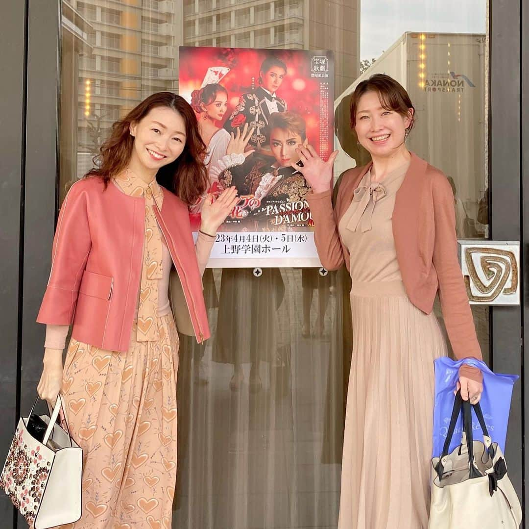 荒生暁子のインスタグラム：「英子社長と 宝塚全国ツアー広島公演 星組さん観劇  広島出身の瀬尾さん 素晴らしい男役になってました✨ あんなに拍手が多い2番手さん 初めてかも(ご当地公演だから？)  １３列目ど真ん中で オペラグラスで目が合った気になれる 良いお席でした。  #宝塚観劇 #星組全国ツアー  #瀬尾ゆりあ 帰り道にアストラムラインに乗ってみたら… アナウンスで自分の声が聞けました」