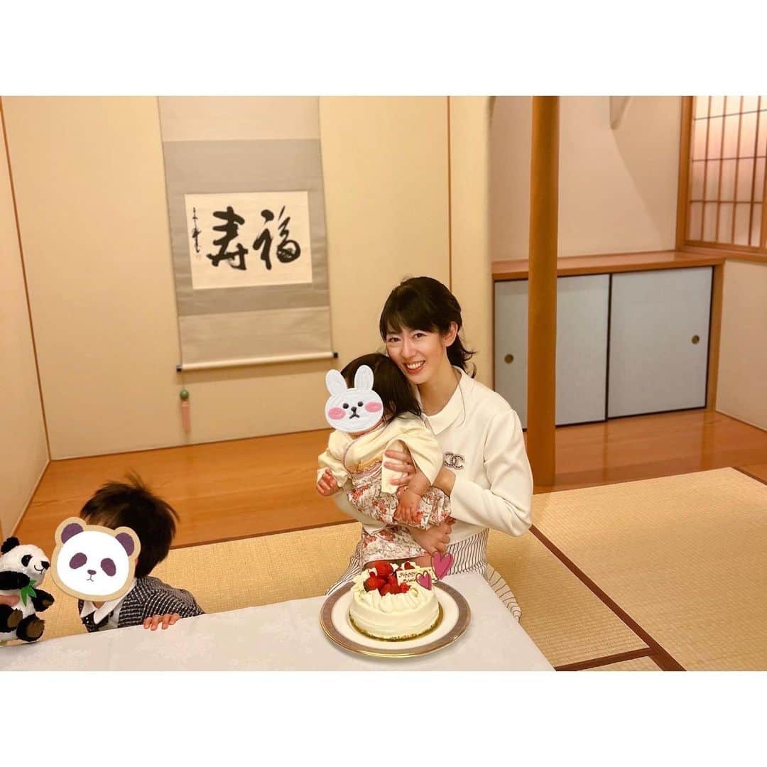 徳山沙季さんのインスタグラム写真 - (徳山沙季Instagram)「. 海外出産だったためずっとできていなかったお宮参りと1歳のお誕生日を両家でお祝い🥂 汚れるの覚悟で着用したワンピースは予想通り汚れましたが　@rakuraku.white さんにきれいにしていただきました☺︎ . 宅配クリーニングってかなり便利です！ 箱につめて集荷に来ていただき、クリーニング後はまた届けていただけます◎ メールのやり取りもすごく丁寧で仕上がりも大満足✌︎ ワンピースだけでなくモンクレールなどのダウンもクリーニングしていただけます❤︎ 子どもが小さいと荷物も多く、なかなかクリーニングを出しに行くのも大変なのでありがたいサービスです🙏 . . PR @rakuraku.white #ホワイト急便 #宅配クリーニング #らくらく宅配便 #お宮参り　#ワンピース　#ワーママ　#二児ママ　#帝国ホテル　#なだ万」4月11日 10時51分 - saki.whitesnow
