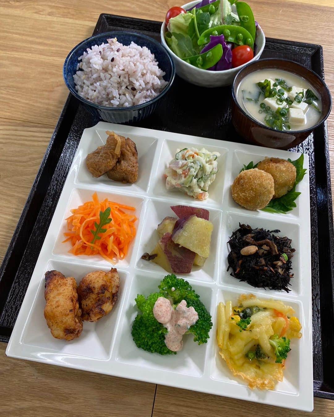 岩本初恵さんのインスタグラム写真 - (岩本初恵Instagram)「愛しとーとごはん🍚 メニュー公開  作ってみました  唐津 愛しとーとごはん🍚 4月18日オープン  カウントが迫ってきました 料理作って写真撮影  グルテンフリーの 十割蕎麦がこだわり  グルテンフリーの デザートセットが こだわり  野菜たっぷり 一日の野菜が 摂取出来る  家庭料理に お豆腐料理  お味噌汁に発酵料理  野菜料理の 社員食堂ランチ 毎日メニューが変わる 地元の幼馴染が 作ってます  そして野菜カレー なんと一食分 98カロリー 辛口、甘口 どちらも最高の美味しさ はっちゃん手作りカレー 食べて見てね  他にも こだわりは 沢山あります  是非ご来店くださいね  18日から一週間 先着100名様  マイナスイオンブラシ か鏡かお皿プレゼント  皆様のご来店 お待ちしてまーす🙏  唐津オープン 愛しとーとごはん #写真映え  #家庭料理 #こだわり #野菜料理 #塩麹唐揚げ #グルテンフリー  #十割蕎麦 #シフォンケーキグルテンフリー #唐津 #ありがとう  #愛しとーとごはん #メニュー  #美味しい #AY」4月11日 10時57分 - hatsue_iwamoto