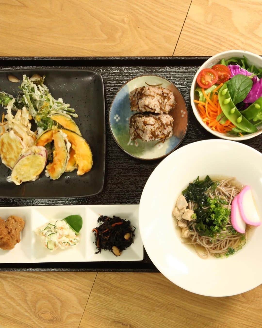 岩本初恵さんのインスタグラム写真 - (岩本初恵Instagram)「愛しとーとごはん🍚 メニュー公開  作ってみました  唐津 愛しとーとごはん🍚 4月18日オープン  カウントが迫ってきました 料理作って写真撮影  グルテンフリーの 十割蕎麦がこだわり  グルテンフリーの デザートセットが こだわり  野菜たっぷり 一日の野菜が 摂取出来る  家庭料理に お豆腐料理  お味噌汁に発酵料理  野菜料理の 社員食堂ランチ 毎日メニューが変わる 地元の幼馴染が 作ってます  そして野菜カレー なんと一食分 98カロリー 辛口、甘口 どちらも最高の美味しさ はっちゃん手作りカレー 食べて見てね  他にも こだわりは 沢山あります  是非ご来店くださいね  18日から一週間 先着100名様  マイナスイオンブラシ か鏡かお皿プレゼント  皆様のご来店 お待ちしてまーす🙏  唐津オープン 愛しとーとごはん #写真映え  #家庭料理 #こだわり #野菜料理 #塩麹唐揚げ #グルテンフリー  #十割蕎麦 #シフォンケーキグルテンフリー #唐津 #ありがとう  #愛しとーとごはん #メニュー  #美味しい #AY」4月11日 10時57分 - hatsue_iwamoto