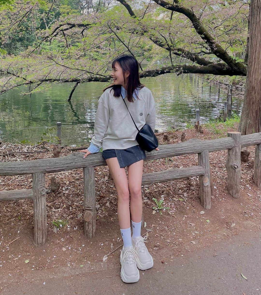 愛花さんのインスタグラム写真 - (愛花Instagram)「お花見しに行こうとしたけど散ってた日🌸」4月11日 10時58分 - hi_erica_official
