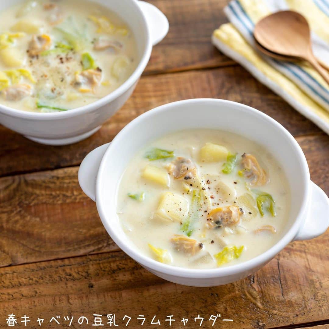 アルペンザルツ公式Instagramのインスタグラム：「レシピあり 「春キャベツの豆乳クラムチャウダー」の作り方 * 春を感じる美味しいスープのご紹介❤︎ * 今回のレシピは、 @tokyo831_com さんに作ってもらいました！ * ∴♔∴∴♔∴∴♔∴∴♔∴∴♔∴∴♔∴∴♔∴∴♔∴∴♔∴∴♔∴ 気軽にフォローして下さいね❤︎ いいねやコメントも励みになります！ 公式アカウント⇰〖 @alpensalz_jp 〗 ∴♔∴∴♔∴∴♔∴∴♔∴∴♔∴∴♔∴∴♔∴∴♔∴∴♔∴∴♔∴ * [五十嵐さんからのワンポイント] ・あさりがたくさん砂を吐いている場合は、途中で塩水をかえると良いです。 ・豆乳は沸騰させると分離してしまうため、豆乳を加えてからは軽く温める程度にします。 * ぜひ参考に作ってみてくださいね！ ． ✈「ドイツを巡る旅」ご招待キャンペーン✈ . ． 「アルペンザルツのふるさとドイツを巡る旅」ご招待キャンペーンが本日スタート！ . 毎年ご好評いただいているキャンペーン、今年は旅行内容を少しリニューアルしています。 A賞「ドイツを巡る旅」は、中世の面影を残す旧市街が美しいハイデルベルク、”中世の宝石“と称される街並みが残るローテンブルク、ロマンチック街道を通ってノイシュバンシュタインを訪れてミュンヘンへ。ミュンヘンでは、アルペンザルツの原産地である岩塩鉱山へご案内いたします。他では体験できないオリジナルツアーへご招待します。 . 🎁応募方法 プロフィールのURLからご応募ください。 どなたでも簡単にご応募いただけます！ www.alpensalz.jp . 🎁応募期間 2023年8月31日(木)23:59まで .  🎁プレゼント賞品 A賞：ドイツを巡る旅 (2組4名様) B賞：アルペンザルツとミニオンズオリジナルグミのセット (50名様) .  🎁注意事項 旅行の日程や参加条件などは、キャンペーン特設サイトをご確認ください。 * ∴♔∴∴♔∴ Ⓡ Ⓔ Ⓒ Ⓘ Ⓟ Ⓔ ∴♔∴∴♔∴ * あさり（殻つき）…200g 春キャベツ…1/8個（約100g） じゃがいも …1個 たまねぎ…1/2個 豆乳…350ml（牛乳でも可） 酒…大さじ2 顆粒コンソメ…小さじ2 バター…15g 薄力粉…大さじ1 アルペンザルツ…適量 こしょう…少々 粗挽き黒こしょう…少々 * * 【作り方】 ①浅いバットに塩水（水200mlとアルペンザルツ小さじ1程度を混ぜたもの）を入れ、あさりを入れる（あさりの一部が出るくらいに水の分量を調整）。新聞紙をかぶせ、20度の室温で2〜3時間おく。あさりの殻と殻をこすり合わせて流水でよく洗う。 * ②鍋にあさり、酒、水 100ml（分量外）を入れ、ふたをして4分ほど蒸し煮にする。あさりの口が開いたらザルにあげ、あさりと煮汁に分け、あさりは殻から身をはずす。煮汁はとっておく。 * ③じゃがいも、たまねぎは1.5cm角切りにする。春キャベツは3cm角切りに、硬い部分は薄切りにする。 * ④鍋にバターを中火で熱し、3の野菜を入れて軽く炒める。アルペンザルツ ひとつまみをふり、水 大さじ2を入れ、ふたをして4分ほど蒸し煮にする。 * ⑤薄力粉を加えて混ぜ合わせ、2の煮汁、コンソメを加えてよく混ぜ、煮立たせる。2のあさりの身、豆乳を加えて温め（沸騰させない）、アルペンザルツ、こしょうで味を調える。器に盛り、粗挽き黒こしょうをふる * #アルペンザルツ #ドイツアルプスの旅 #美味しい塩 #絶景 #ドイツ #旅行 #海外旅行 #プレゼント #プレゼントキャンペーン #懸賞 #キャンペーン #岩塩  * #今日のごはん #手作りごはん #簡単レシピ #おかず #レシピ #食卓 #節約 #献立 #家庭料理 #節約生活 #自炊 #ランチ  #時短レシピ #簡単レシピ  #春キャベツ #クラムチャウダー」