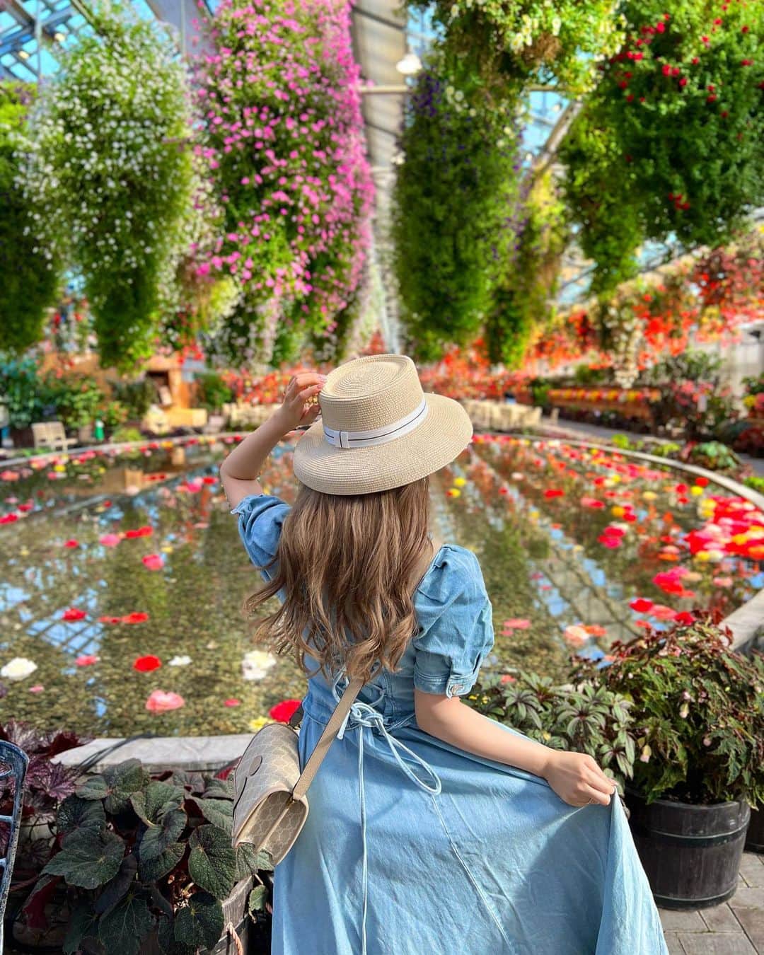 吉川ちえのインスタグラム：「【🌸🌷🌸🌷🌸🌷】 . 三重県にある、なばなの里に 行ってきました🚗✨ とにかく凄い綺麗で癒された😍 こんなに綺麗なお花に囲まれて 幸せ空間でした💞🐰 . #なばなの里  #なばなの里ベゴニアガーデン」