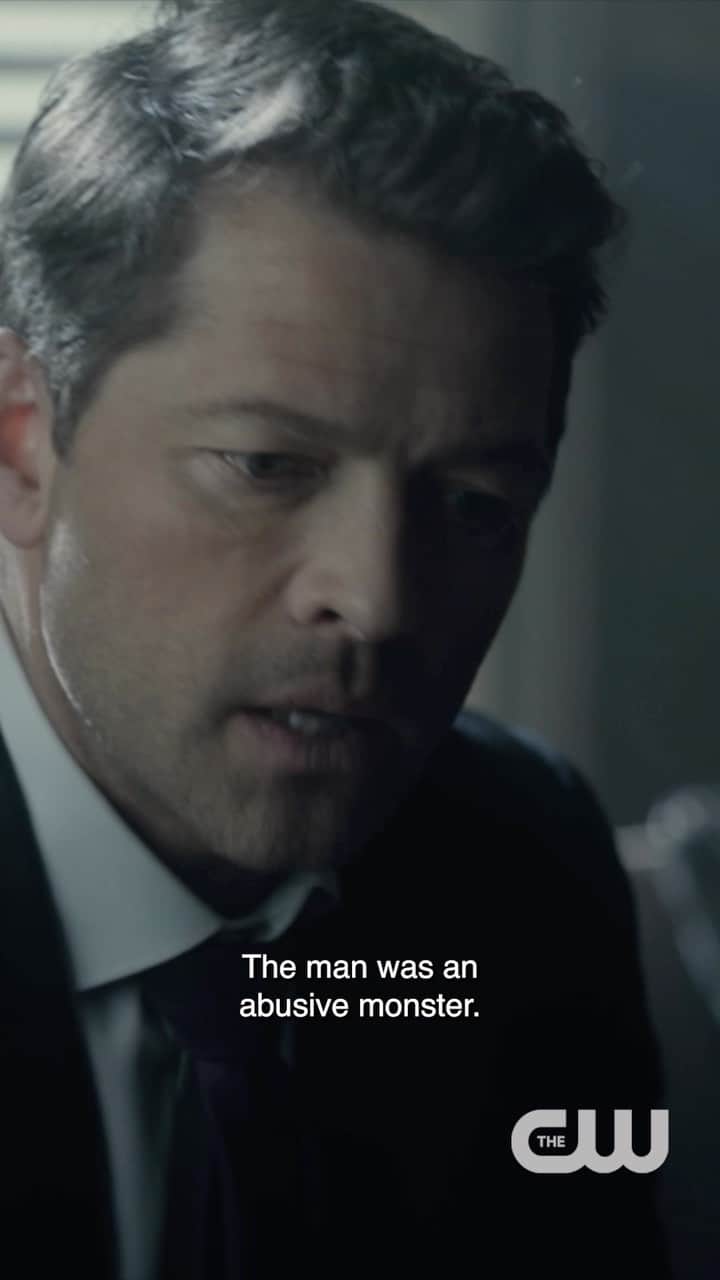 ミーシャ・コリンズのインスタグラム：「Uh, oh… Harvey has Daddy issues. Catch up now on #CWGothamKnights & then tune in tomorrow at 9/8C!   bit.ly/CWGothamKnights  LINK IN PROFILE」