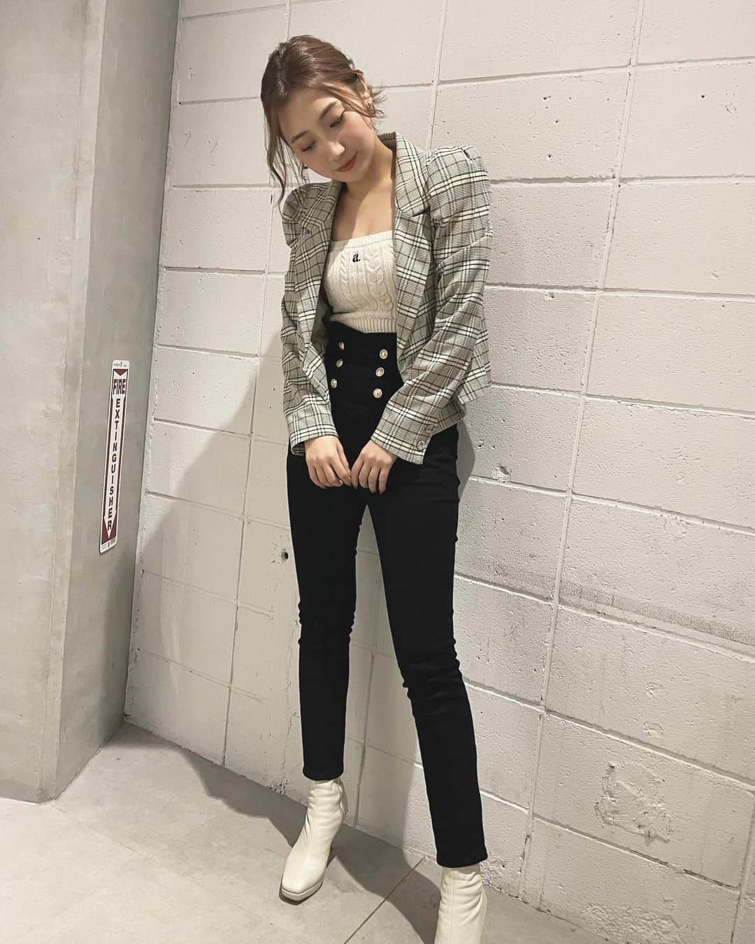 加美杏奈のインスタグラム：「・ 全身 @amerge.official ❤︎.* ブーツは @dianashoespress」