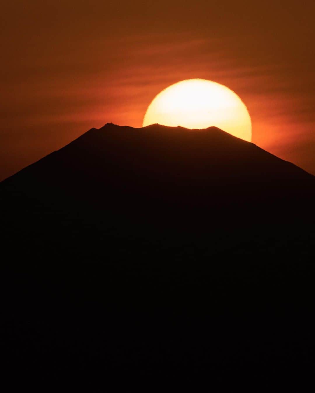 SHOCK EYEさんのインスタグラム写真 - (SHOCK EYEInstagram)「その瞬間は無言のままシャッターを押し続けてた。  森戸神社の鳥居と富士山と太陽が一直線に重なる瞬間✨ それは年に2回しか訪れない。  しかも天候の影響も大きいので、本当に巡りあえるか、、  そんな中、撮影できたダイヤモンド富士💎🗻  葉山から臨むダイヤモンド富士は、富士山の近辺で撮るソレとは違い、めちゃくちゃ太陽が大きくて、本当に神々しかった🙏✨🗻  先週の稲村ヶ崎からの撮影では、お目にかかることができなかったから、なおさら嬉しくて、、 めちゃくちゃ感動したよ。  そんな奇跡の写真を皆にシェアするね😊  #ダイヤモンド富士 #富士山 #森戸海岸 #森戸大明神 #mtfuji」4月11日 11時13分 - shockeye_official