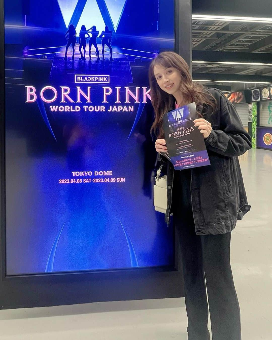 ロジャース里奈のインスタグラム：「. 娘と3回目のBLACK PINK❤️ 3回目にしてまさかのアリーナ席 Aブロックで神席でした🥹✨ . . #blackpink #bornpinkworldtour  #bornpink #東京ドーム」