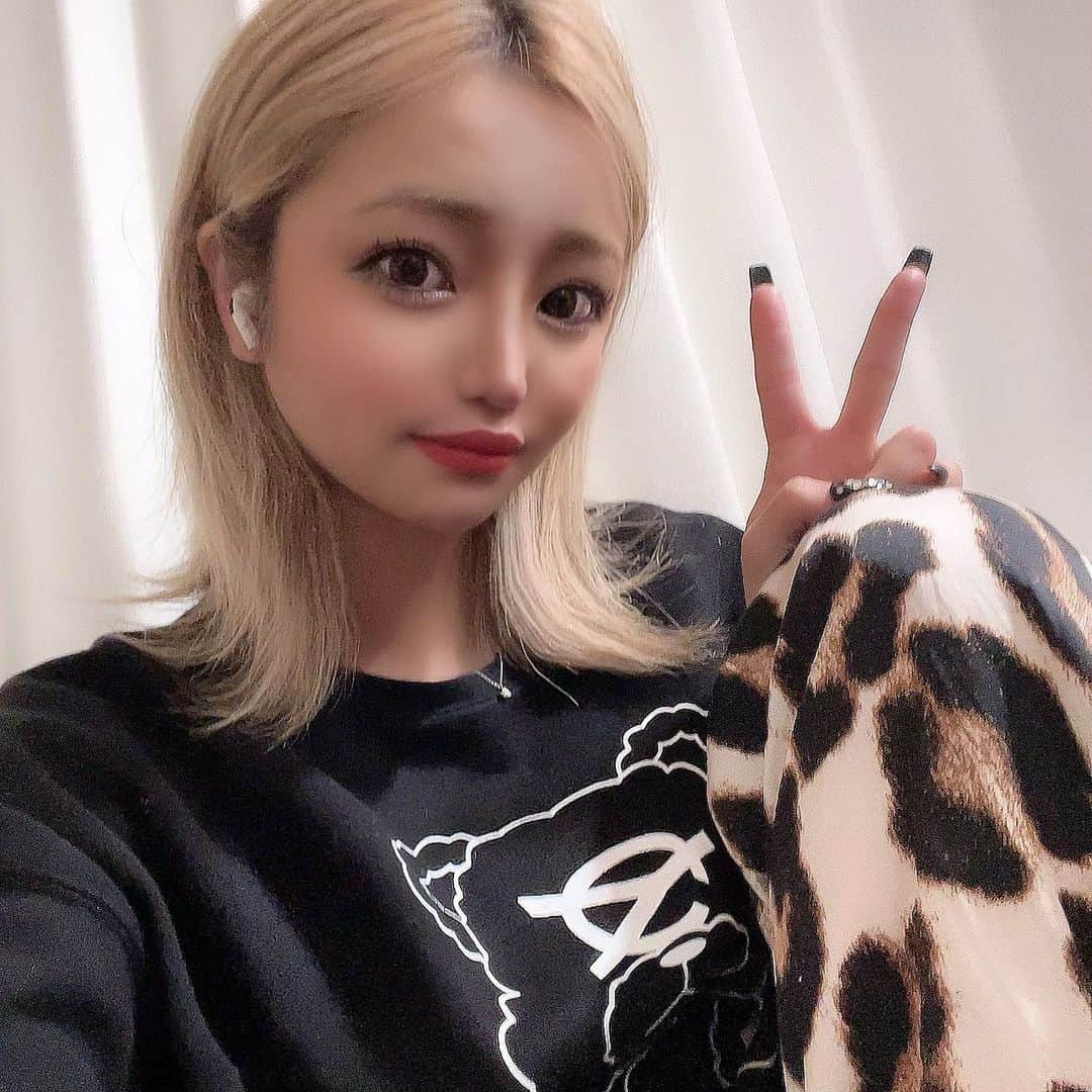 MII MAMAのインスタグラム：「. . . 🐯🖤🤍 ------------------------------------------ 🔎White Style mi mama 良かったらチャンネル登録お願いします🙇🏽‍♀️ #YouTube#ユーチューバー#主婦ユーチューバー#MIIMAMA#チャンネル登録お願いします#2児ママ#年子ママ#ギャルママ#ぎゃるまま#アラサーママ#アラサー#30代#30代ママ#ホワイトインテリア#モノトーンインテリア#シンプルな暮らし#収納#ホワイト収納#イチナナ#イチナナライバー#専属ライバー#主婦ライバー#17LIVE#主婦YouTuber#ママYouTuber#ママライバー#幼稚園ママ#小学生ママ」