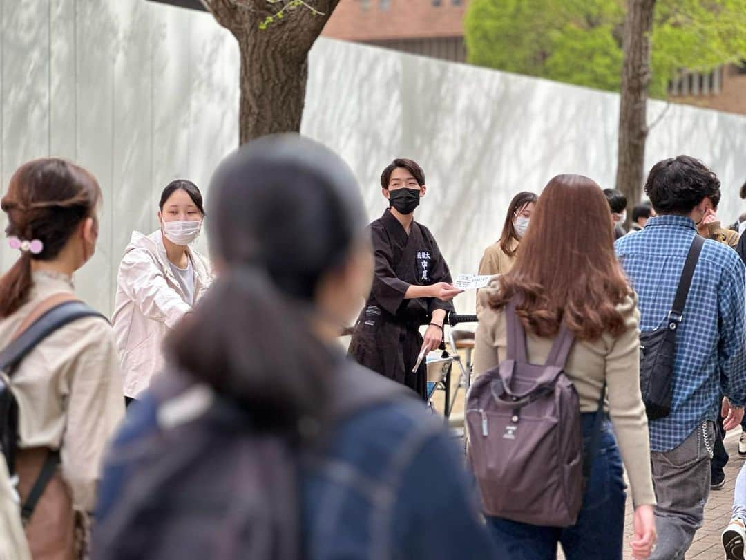 近畿大学総務部広報室さんのインスタグラム写真 - (近畿大学総務部広報室Instagram)「#studentclub #universityclub and activity  #freshman #choosingclubs  #kindaiuniversity  #近畿大学 では#学生団体 が#新入生募集 のボックスを出しています。新勧の学生と#新入生 でコロナ禍以前の賑わいを取り戻しています。 #近大 #近大生 #関西学院大学#東大阪キャンパス #キャンパスライフ #大学 #大学生 #大学生活 #大学受験 #新入生 ＃入学式#春から近大 #新学期 #春から大学生 #大学生コーデ  #大学生生活」4月11日 11時14分 - kindaiuniversity