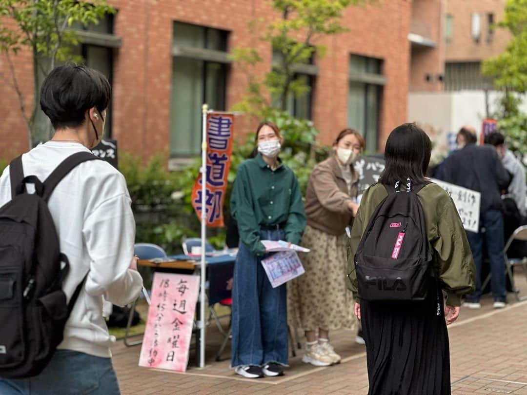 近畿大学総務部広報室さんのインスタグラム写真 - (近畿大学総務部広報室Instagram)「#studentclub #universityclub and activity  #freshman #choosingclubs  #kindaiuniversity  #近畿大学 では#学生団体 が#新入生募集 のボックスを出しています。興味のあるクラブにはゆっくり話を聞けるチャンスです。 #近大 #近大生 #関西学院大学#東大阪キャンパス #キャンパスライフ #大学 #大学生 #大学生活 #大学受験 #新入生 ＃入学式#春から近大 #新学期 #春から大学生 #大学生コーデ  #大学生生活」4月11日 11時16分 - kindaiuniversity