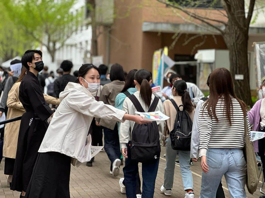 近畿大学総務部広報室さんのインスタグラム写真 - (近畿大学総務部広報室Instagram)「#studentclub #universityclub and activity  #freshman #choosingclubs  #kindaiuniversity  #近畿大学 では#学生団体 が#新入生募集 のボックスを出しています。興味のあるクラブにはゆっくり話を聞けるチャンスです。 #近大 #近大生 #関西学院大学#東大阪キャンパス #キャンパスライフ #大学 #大学生 #大学生活 #大学受験 #新入生 ＃入学式#春から近大 #新学期 #春から大学生 #大学生コーデ  #大学生生活」4月11日 11時16分 - kindaiuniversity