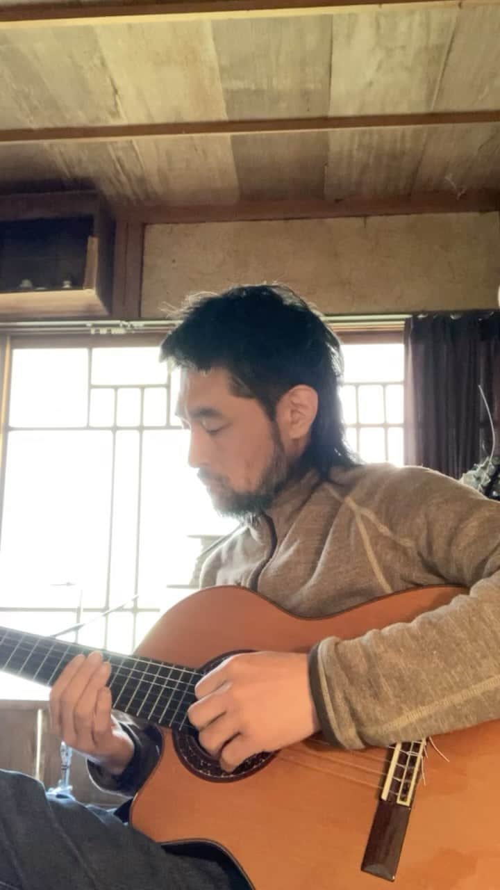 三宅洋平のインスタグラム：「いつもは1音下で歌ってるカーティスメイフィールド"Move on up"を原曲キーで練習してみる。高いと言えば高いしいけると言えばいける。  I'm trying to practice Curtis Mayfield "Move on up" in the original key, which I usually sing one note lower. If I say it's high, it's high, if I say it's good, it's good.」