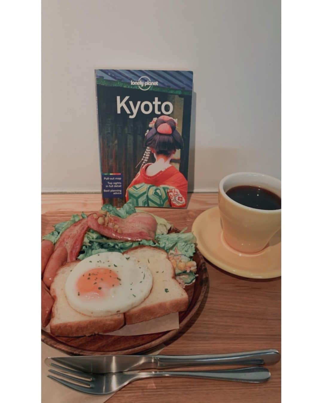 辻井美香さんのインスタグラム写真 - (辻井美香Instagram)「のんびり可愛いカフェで、モーニング食べたよ😍京都カフェ巡りはつづく。  Another cozy cafe in Kyoto. They served a simple breakfast menu❤️Lovely morning with my friends!  📍 THE Lower East Nine cafe -LE9-  （京都/ Kyoto, Japan）  💻 lowereastnine.com   #kyotojapan #kyotocafe #kyototrip #cafehopping #japantravel #京都カフェ #カフェ巡り #女子旅 #国内旅行 #国内女子旅 #localjapan #explorejpn #retrip_nippon #japanrevealed #japangram #travelawesome #exploreasia #girlstraveler #tabijyo #thelowereastninecafe」4月11日 11時29分 - tsujii_yoshika
