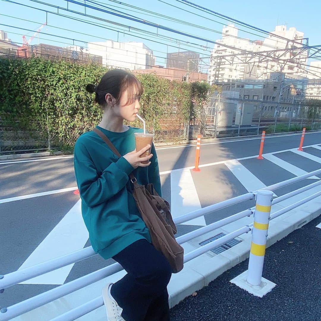 のインスタグラム：「おはよう~🌞  最近雨続きだね😿 この間お散歩日和だったのに~ﾅ  珍しくおだんごしたから写真アップしちゃう、似合ってる?🙄🌼」