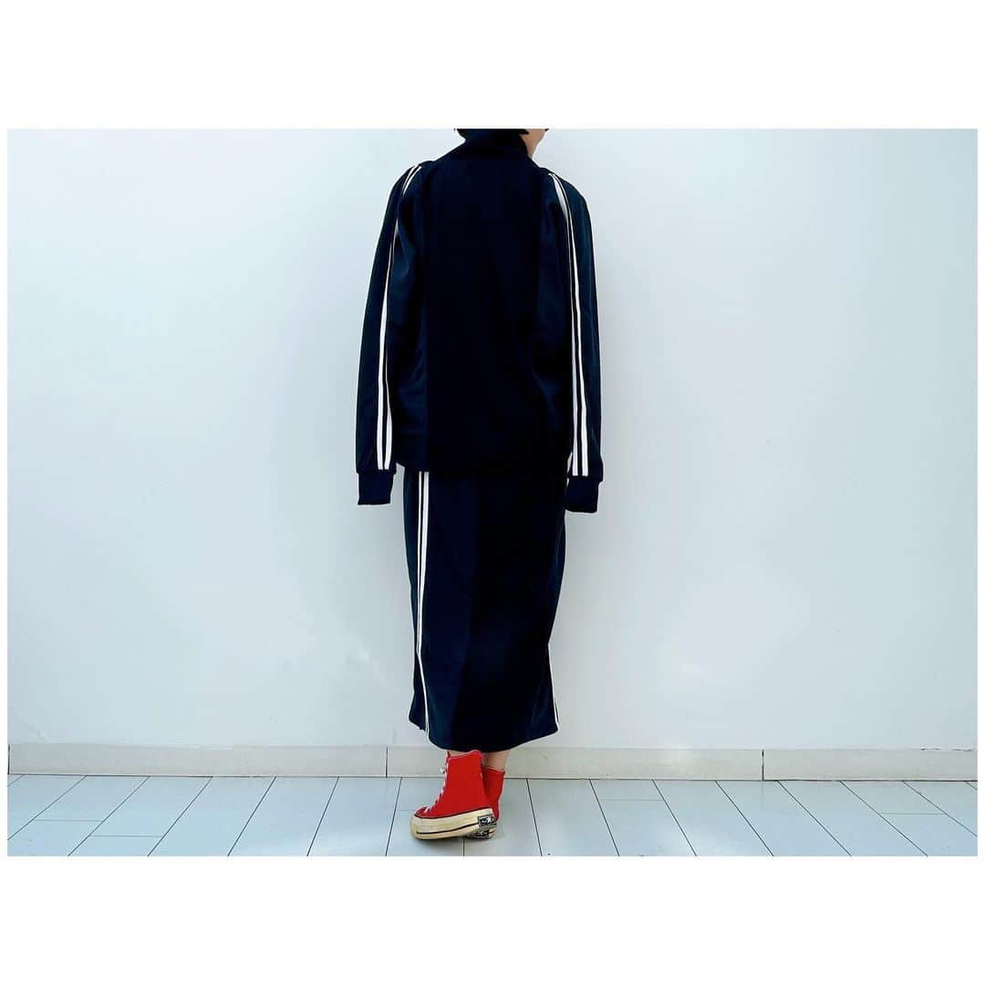 李ヒャンさんのインスタグラム写真 - (李ヒャンInstagram)「Sporty jk(navy) Sporty wrap skirt(navy) Thermal long t(white) カジュアル過ぎずに着ていただけるようにJKにリメイク。 ジャージの良さは生かしながらカシミア混のリサイクルウールの生地を使っています。 チクチク感もほとんどなく軽量でシワもあまり気にならず着ていただけます。 ボトムはジャージパンツをウェストをお好きに調節してきていただけるようにラップスカートにリメイク。 スッキリとしたシルエットで細見え効果ありです。 お袖のリプが長いサーマルとの相性も👍  *予約特典ありの予約会は17日(月)21時までです。 #fashion #style #ootd #outfits #remake #jersey #thermal #herfee #herfee2023aw #herfee_official」4月11日 11時26分 - 73hyang