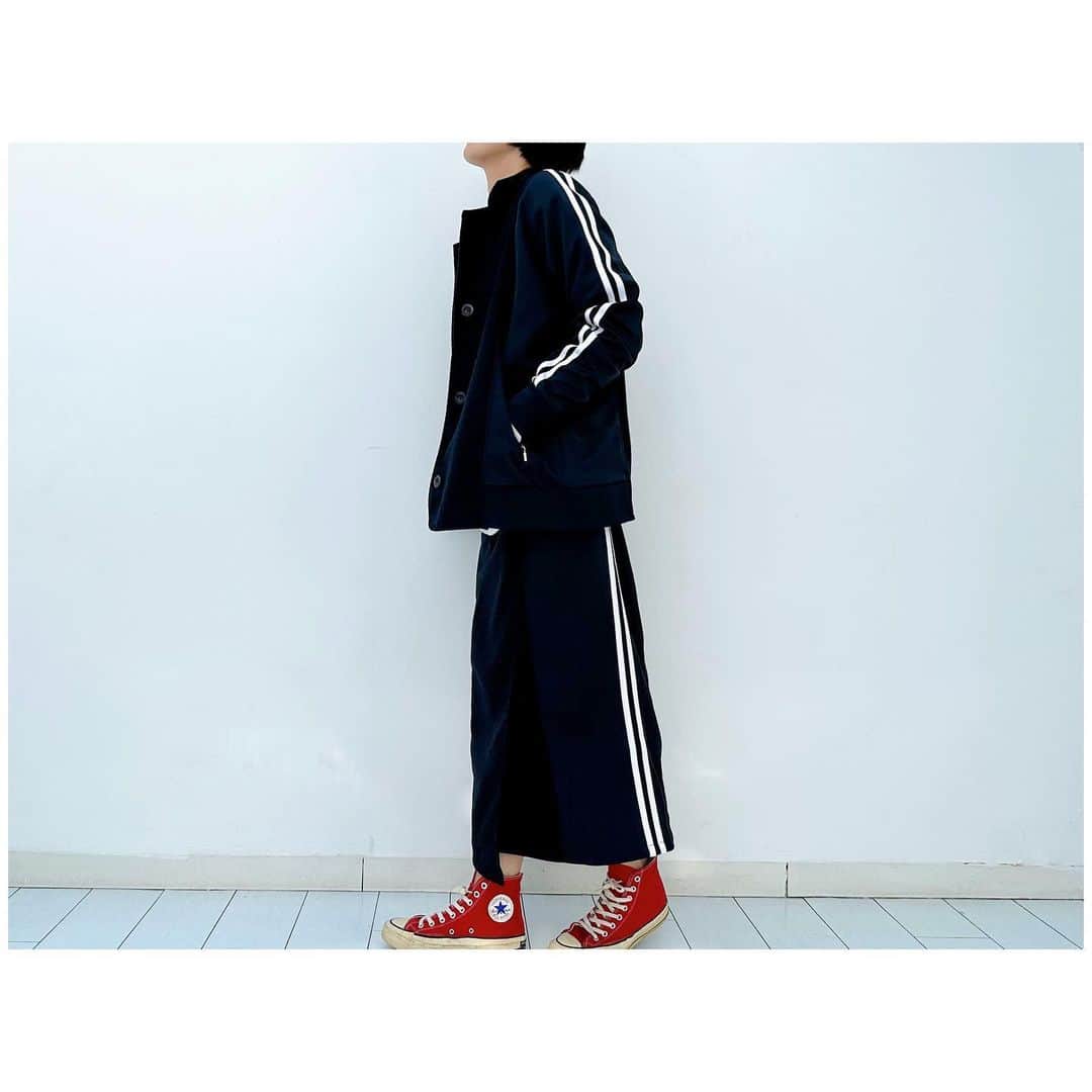 李ヒャンさんのインスタグラム写真 - (李ヒャンInstagram)「Sporty jk(navy) Sporty wrap skirt(navy) Thermal long t(white) カジュアル過ぎずに着ていただけるようにJKにリメイク。 ジャージの良さは生かしながらカシミア混のリサイクルウールの生地を使っています。 チクチク感もほとんどなく軽量でシワもあまり気にならず着ていただけます。 ボトムはジャージパンツをウェストをお好きに調節してきていただけるようにラップスカートにリメイク。 スッキリとしたシルエットで細見え効果ありです。 お袖のリプが長いサーマルとの相性も👍  *予約特典ありの予約会は17日(月)21時までです。 #fashion #style #ootd #outfits #remake #jersey #thermal #herfee #herfee2023aw #herfee_official」4月11日 11時26分 - 73hyang