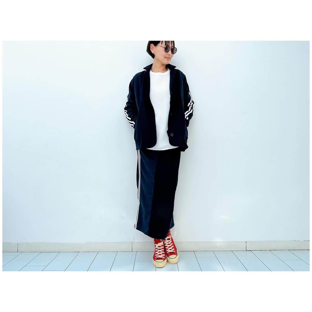 李ヒャンさんのインスタグラム写真 - (李ヒャンInstagram)「Sporty jk(navy) Sporty wrap skirt(navy) Thermal long t(white) カジュアル過ぎずに着ていただけるようにJKにリメイク。 ジャージの良さは生かしながらカシミア混のリサイクルウールの生地を使っています。 チクチク感もほとんどなく軽量でシワもあまり気にならず着ていただけます。 ボトムはジャージパンツをウェストをお好きに調節してきていただけるようにラップスカートにリメイク。 スッキリとしたシルエットで細見え効果ありです。 お袖のリプが長いサーマルとの相性も👍  *予約特典ありの予約会は17日(月)21時までです。 #fashion #style #ootd #outfits #remake #jersey #thermal #herfee #herfee2023aw #herfee_official」4月11日 11時26分 - 73hyang